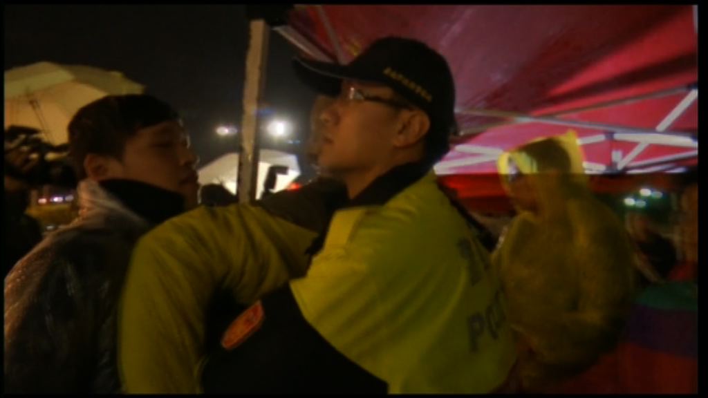 台灣時代力量續抗議一度與警方衝突