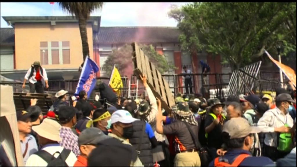 台灣反年金改革爆衝突　多人被補