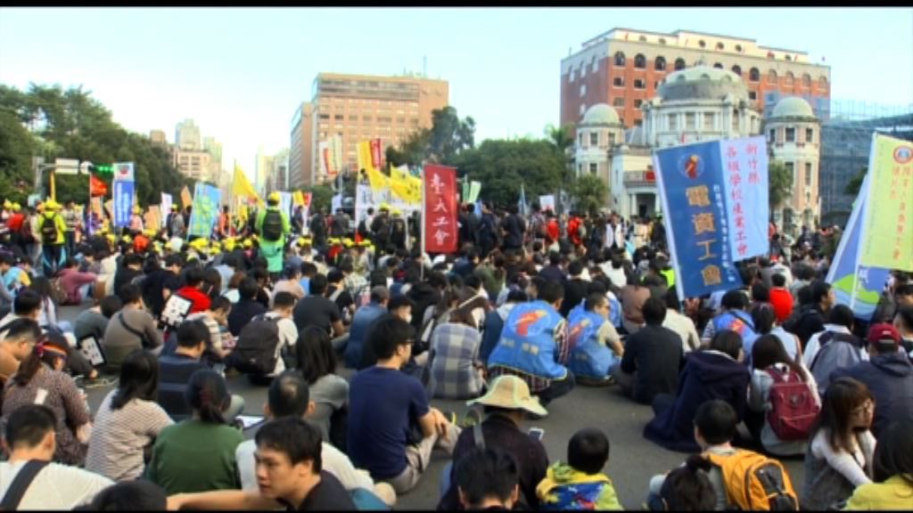 台北逾萬人遊行反修改《勞動基準法》