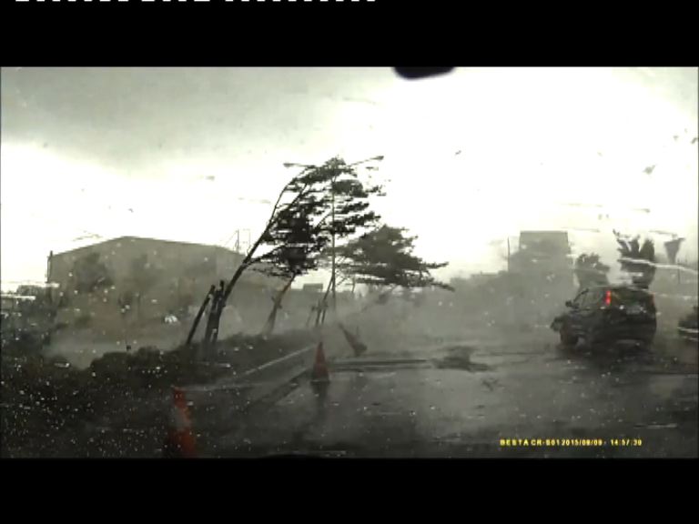 台南市現龍捲風奇蹟無人受傷