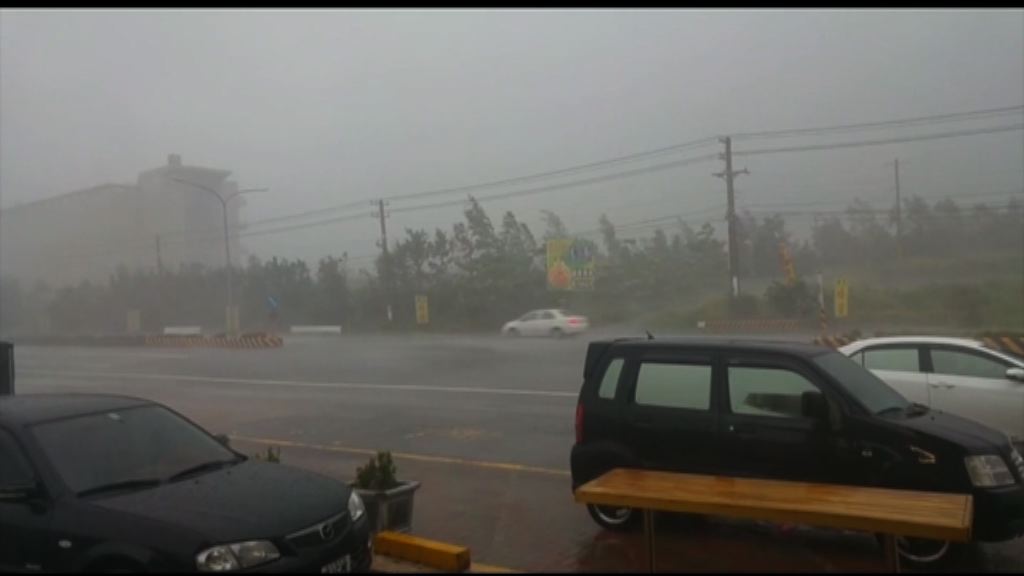 海棠吹襲台灣　屏東高雄周一停工停課