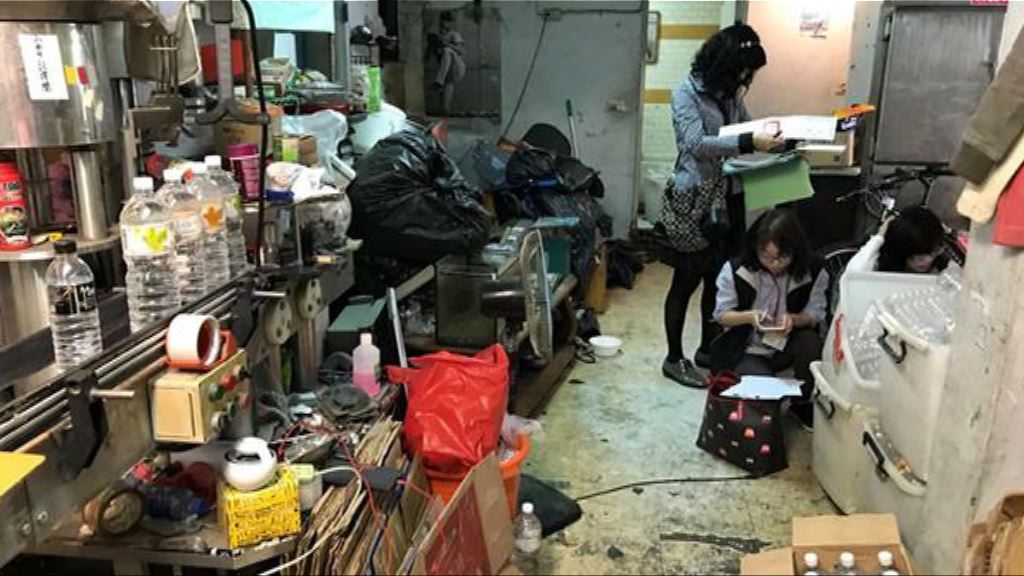 高雄有人將自來水注入舊膠瓶出售圖利