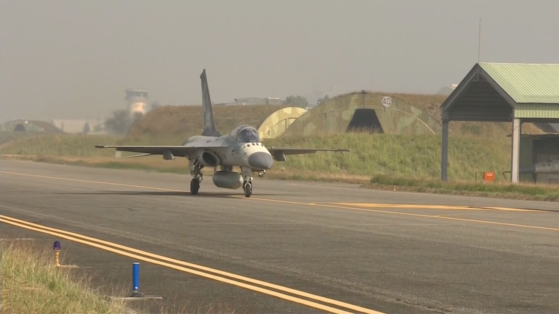 台空軍首度公開掛載萬劍彈演練　解放軍周三起南海演習