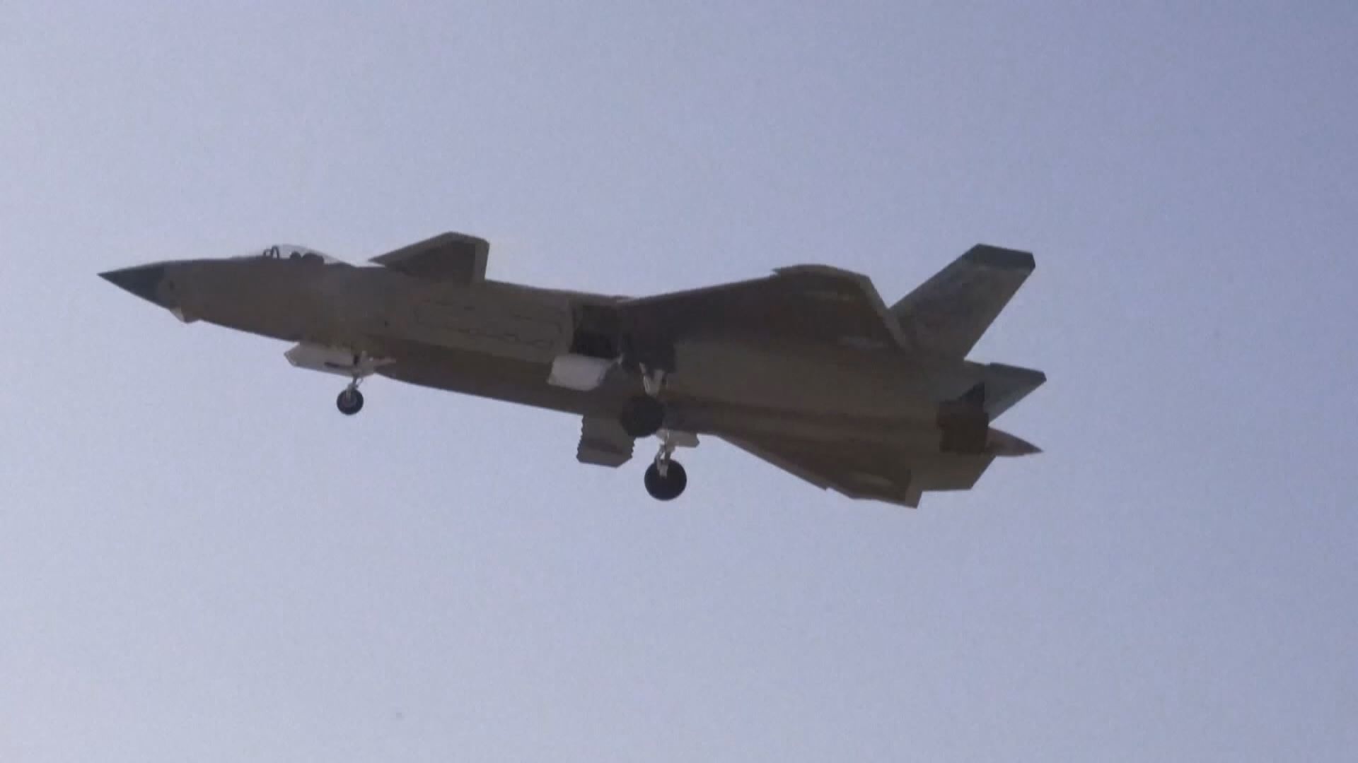 台灣當局指解放軍軍機飛抵24海里線