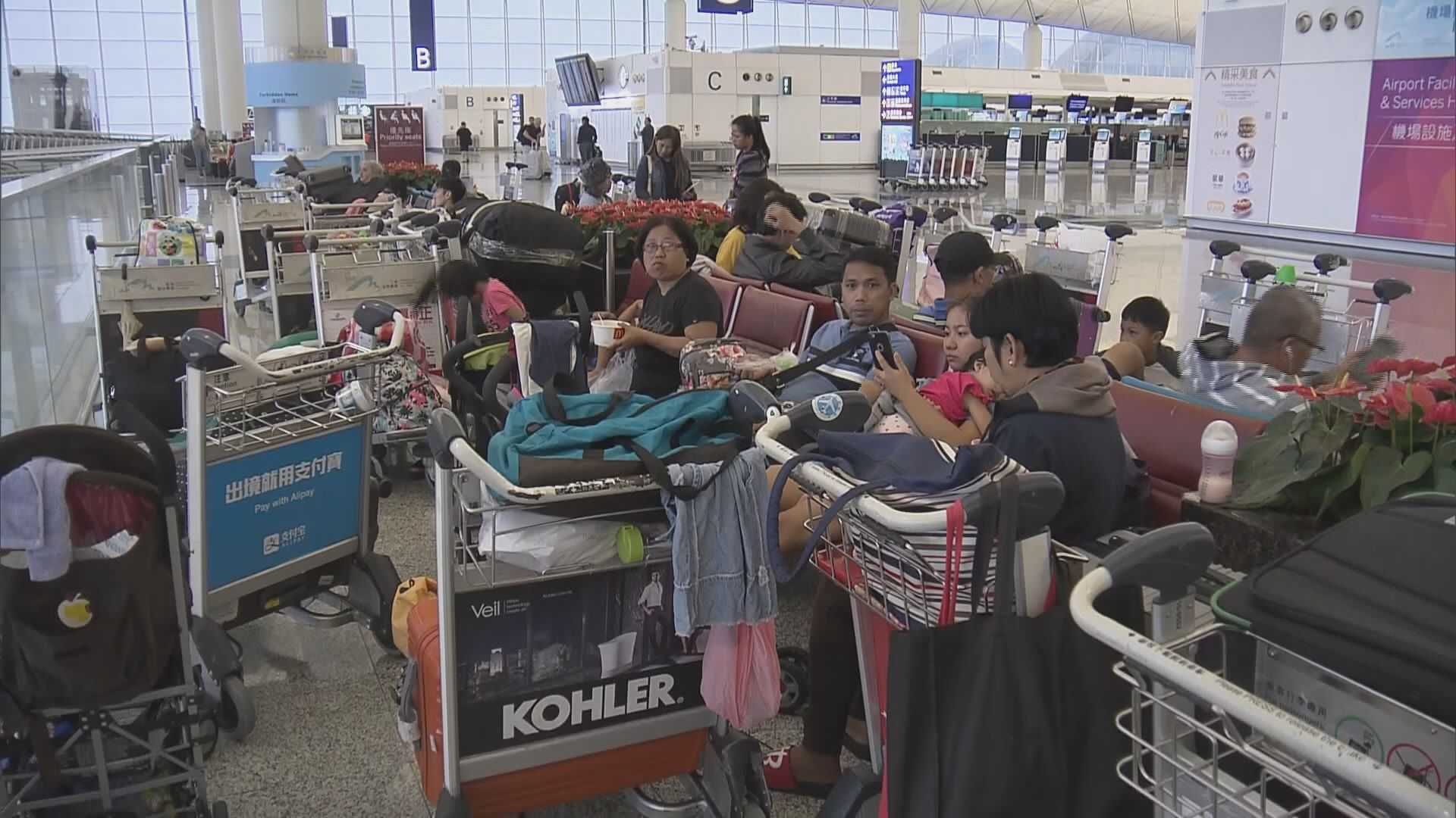 機管局取消近九百班航班　客運大樓多處漏水