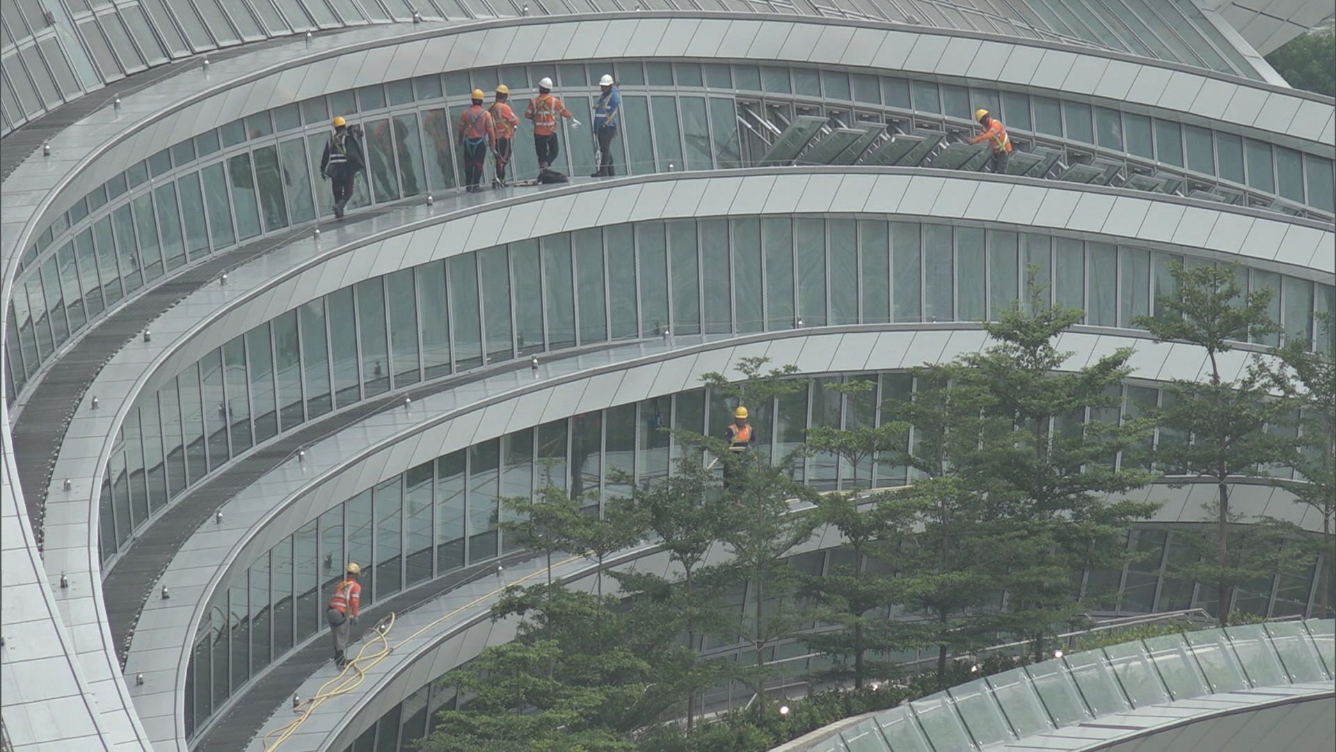 港鐵指西九站玻璃天幕爆裂機會低