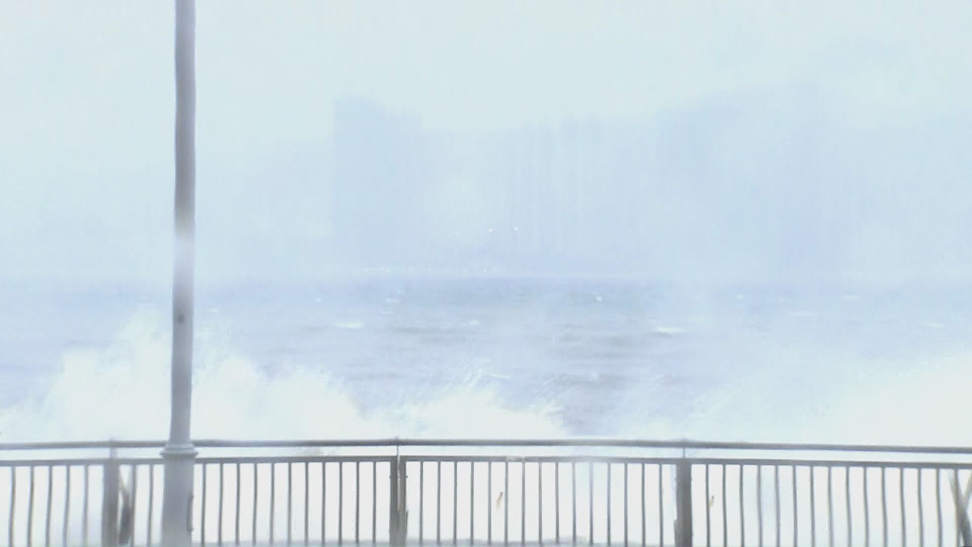 杏花邨大浪沖散沙包及長椅