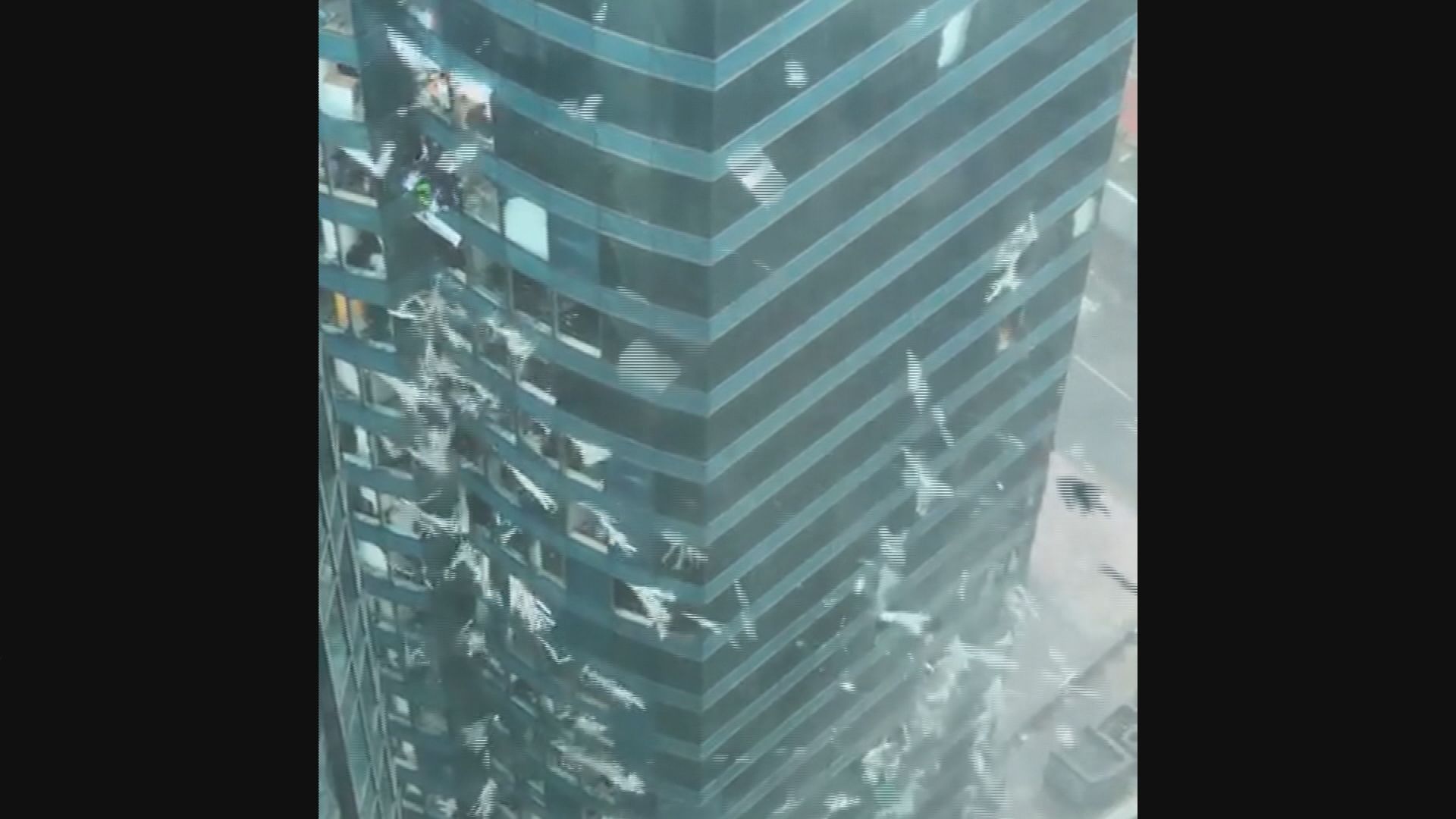 紅磡商廈幕牆多塊玻璃破裂