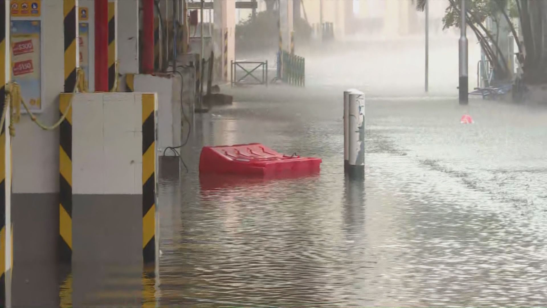 澳門內港碼頭中午過後出現海水倒灌