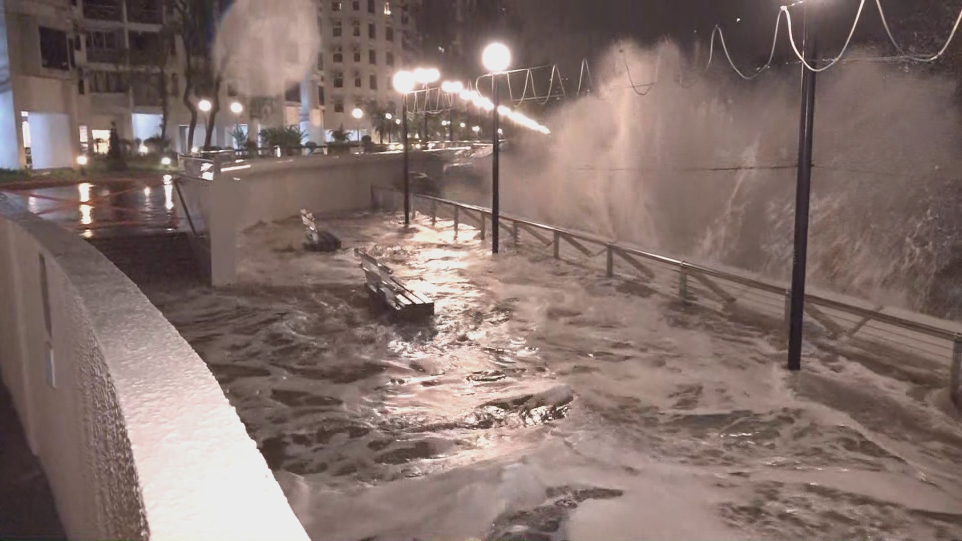 杏花邨海旁不時翻起巨浪