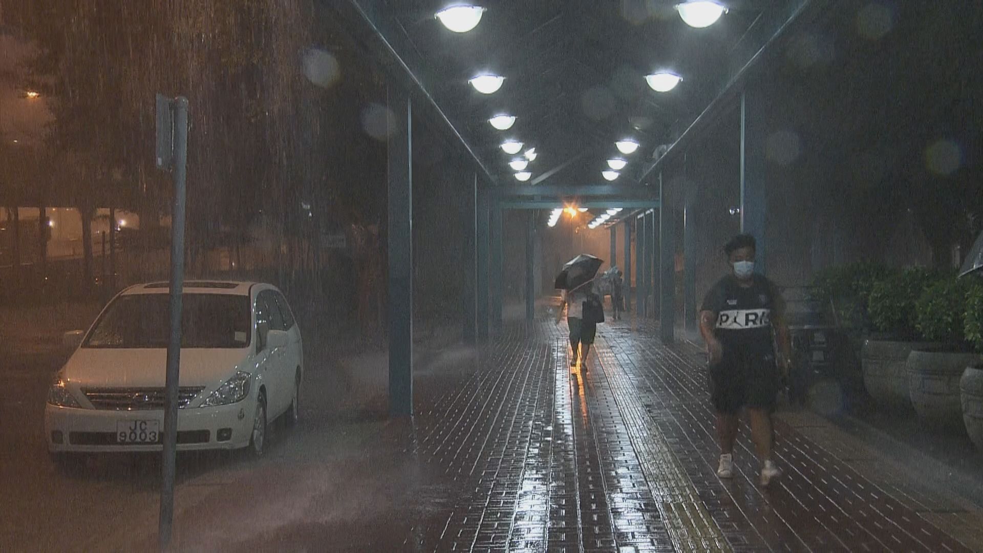 天文台提早預告掛八號信號　離島居民趕尾班船回家