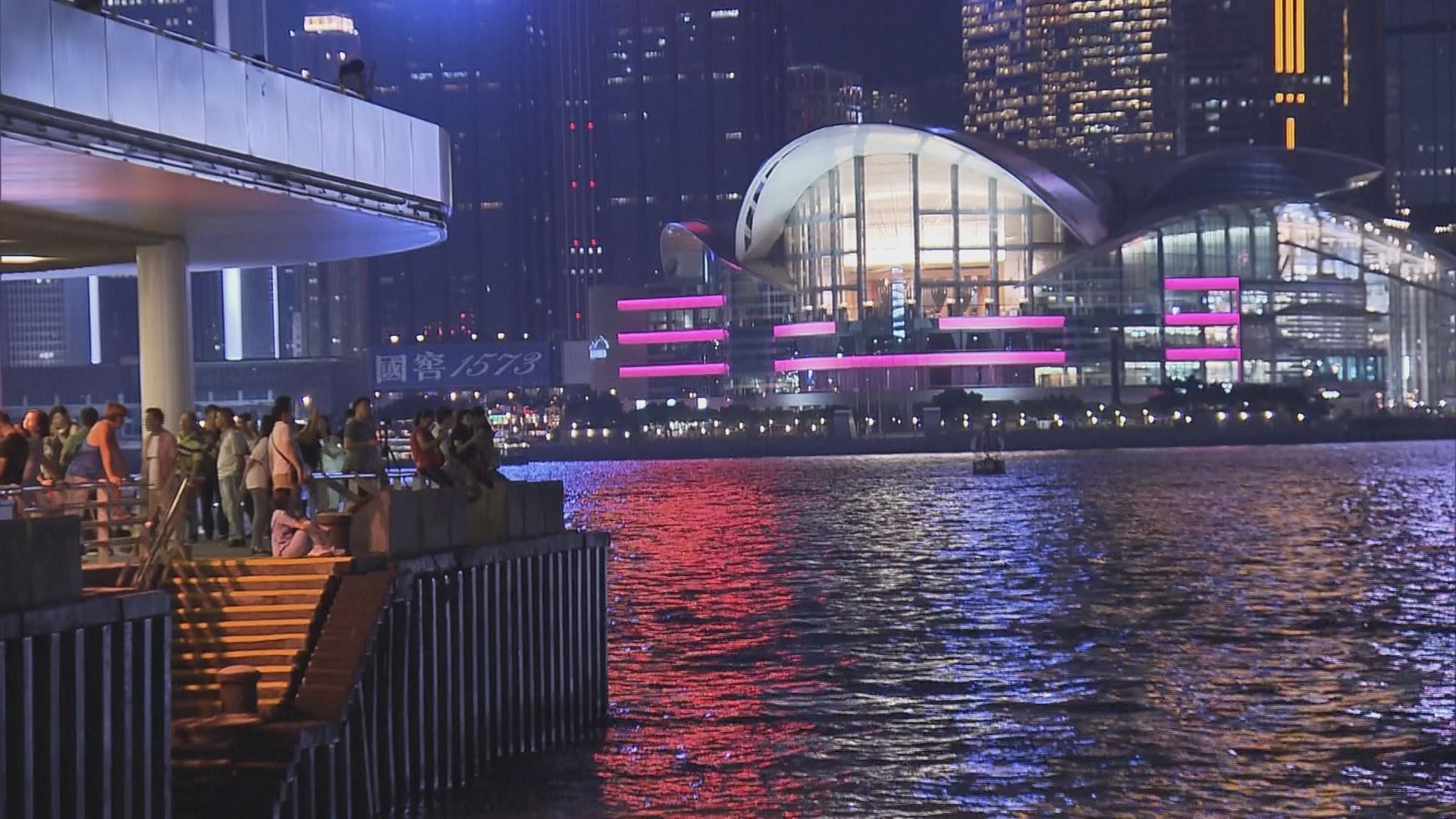 天文台：晚上11時至凌晨2時之間改發八號