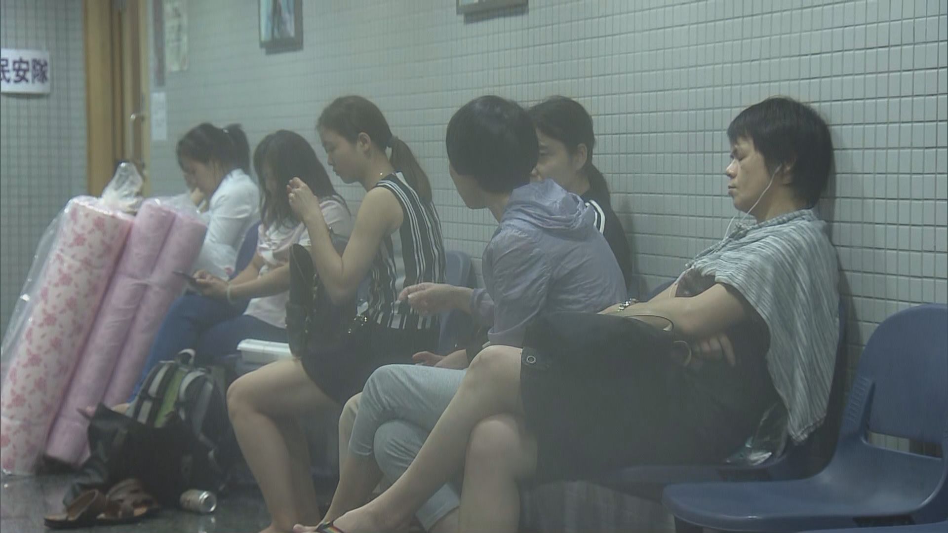 約二百名鯉魚門居民在臨時庇護中心暫避