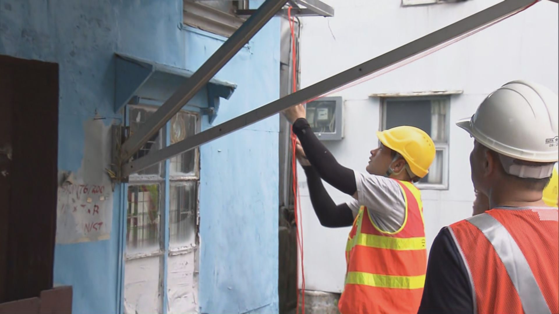 山竹逐漸逼近　大澳居民加強防洪準備