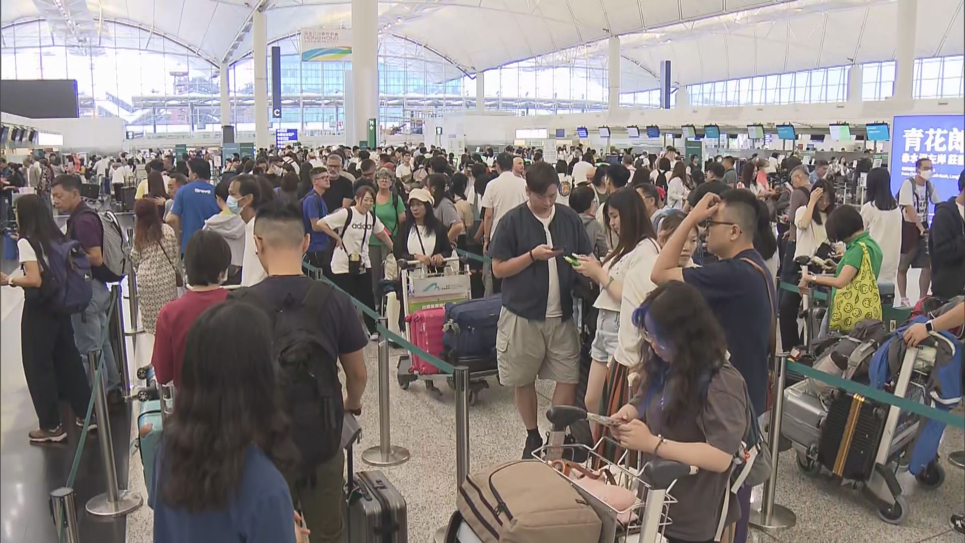機場逾400班航班取消或延誤 旅客提早到機場等候