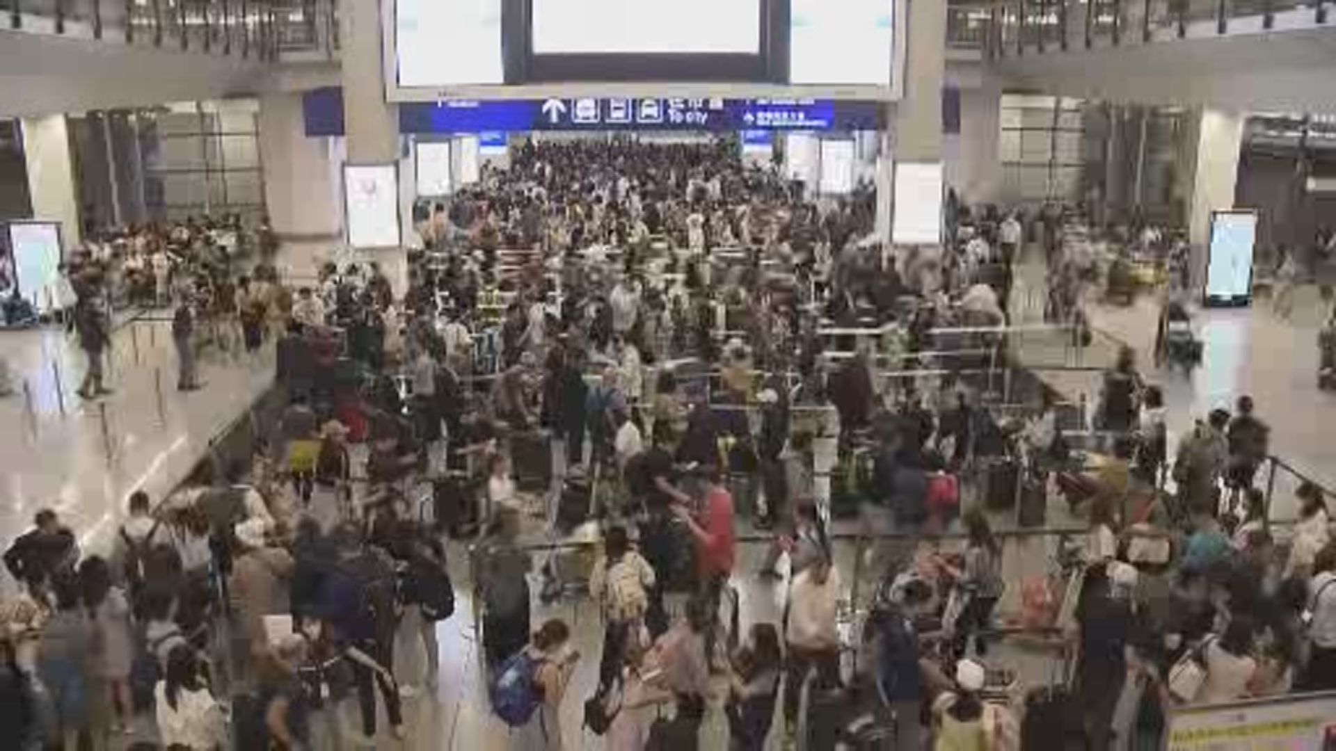 機場快綫暫停服務 大批旅客等的士離開預計要等三小時