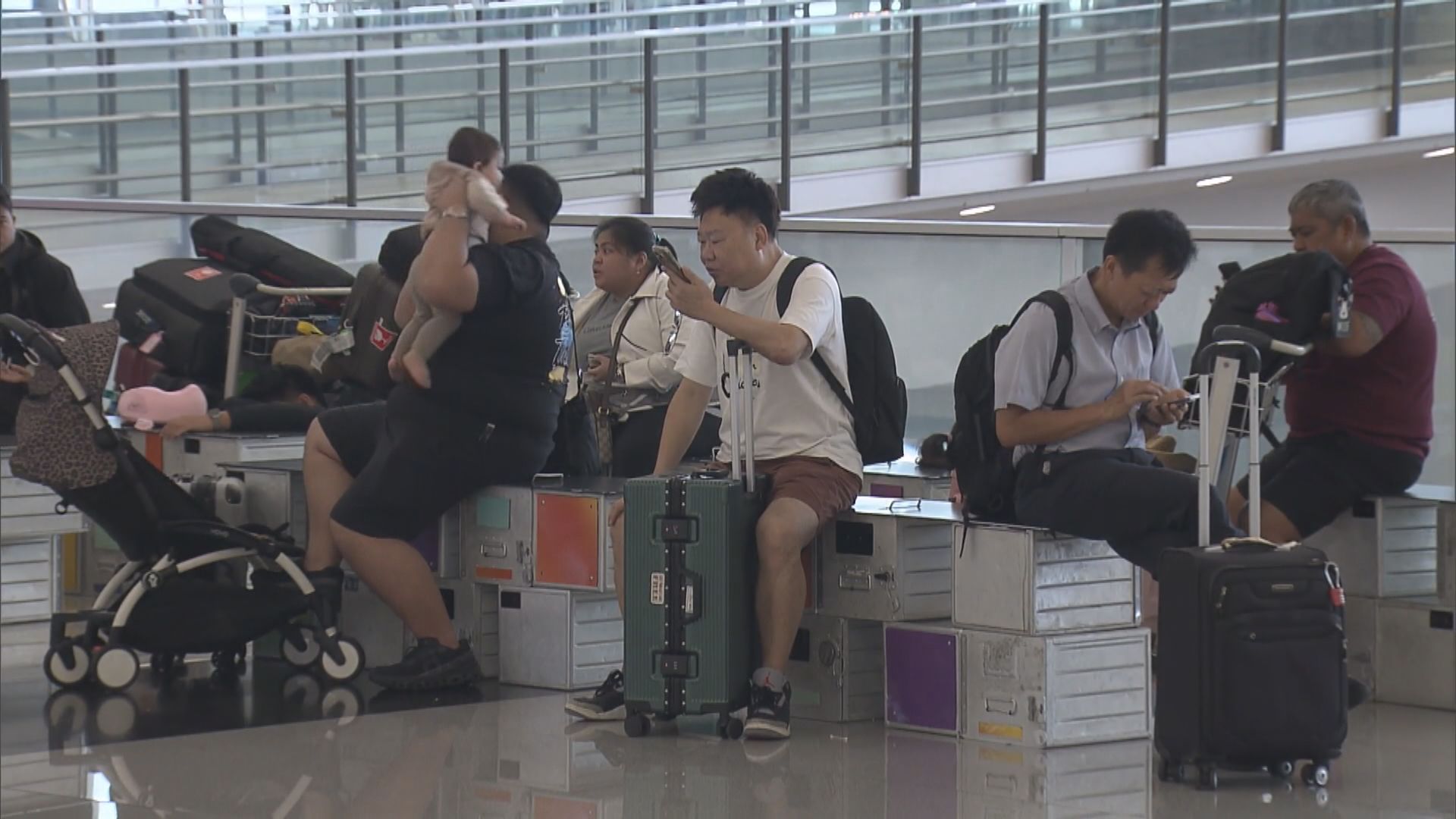 打風｜機場離境大堂有市民旅客滯留　機管局料全日約100航班取消