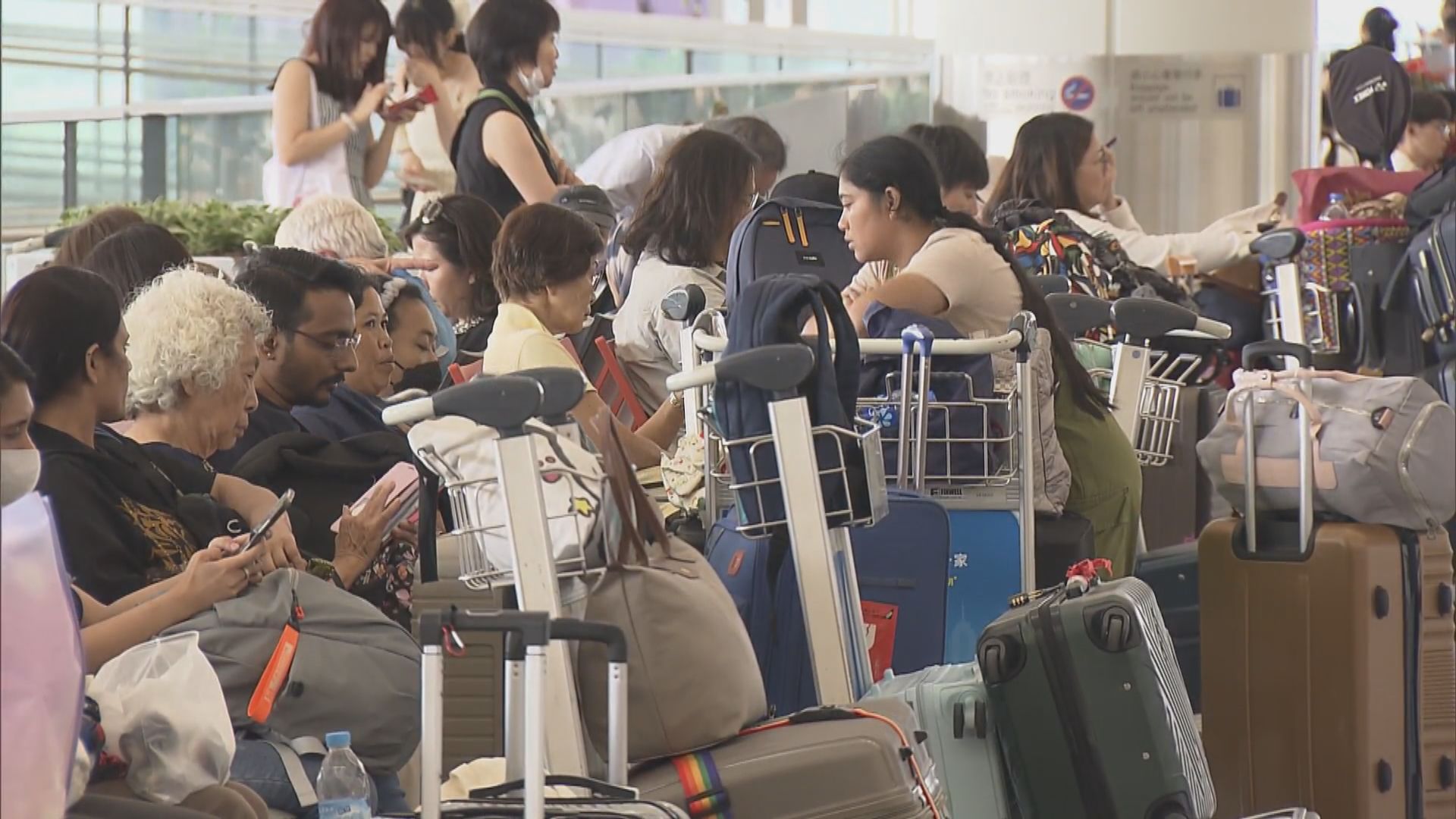 樺加沙襲港｜部分航班受颱風影響要取消　旅客坐滿機場等最新消息