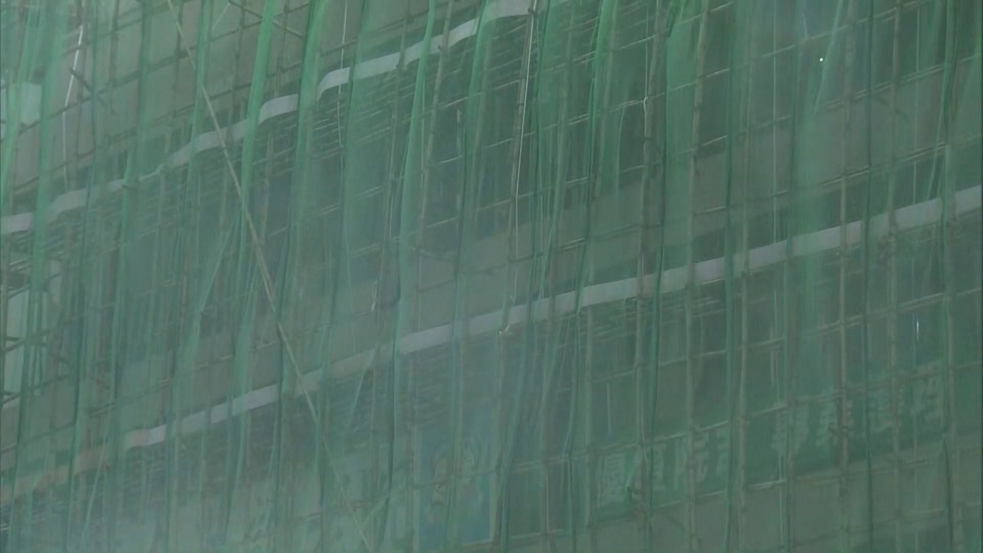 樺加沙襲港｜窩打老道有大廈頂層棚架被強風吹毀