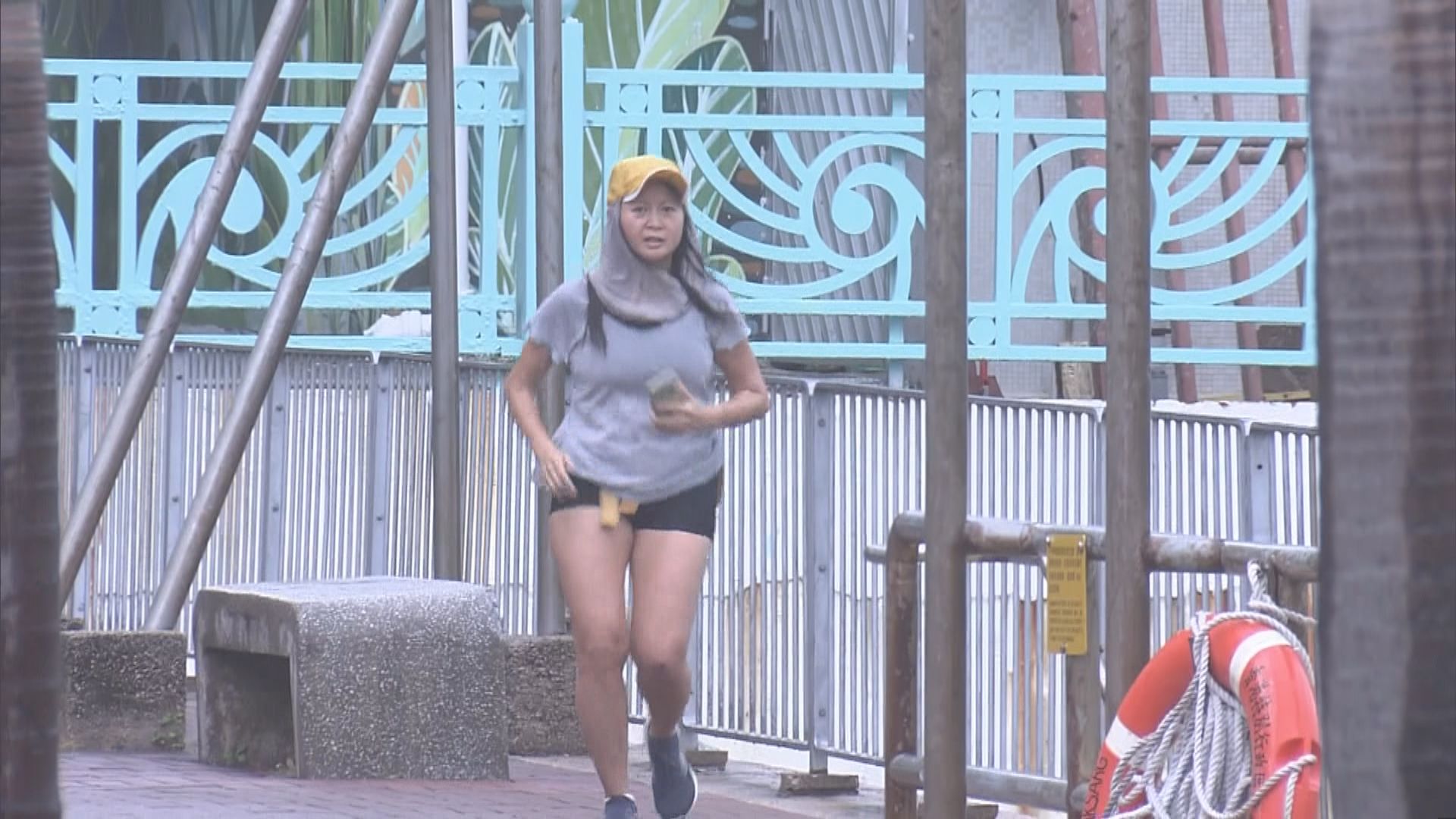 【桃芝襲港】天光後杏花邨風勢繼續強勁　紅磡碼頭市民如常晨運