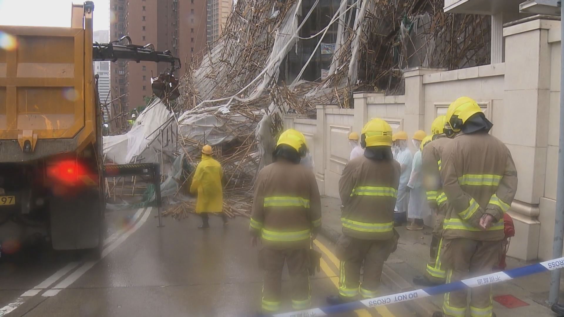 跑馬地塌棚架一女工不治　消防指大量竹枝增搜救難度