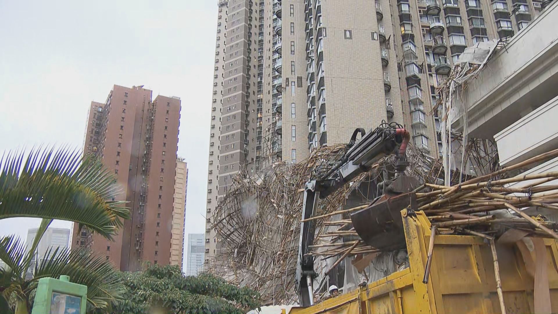 跑馬地塌棚架一女工不治　消防指大量竹枝增搜救難度