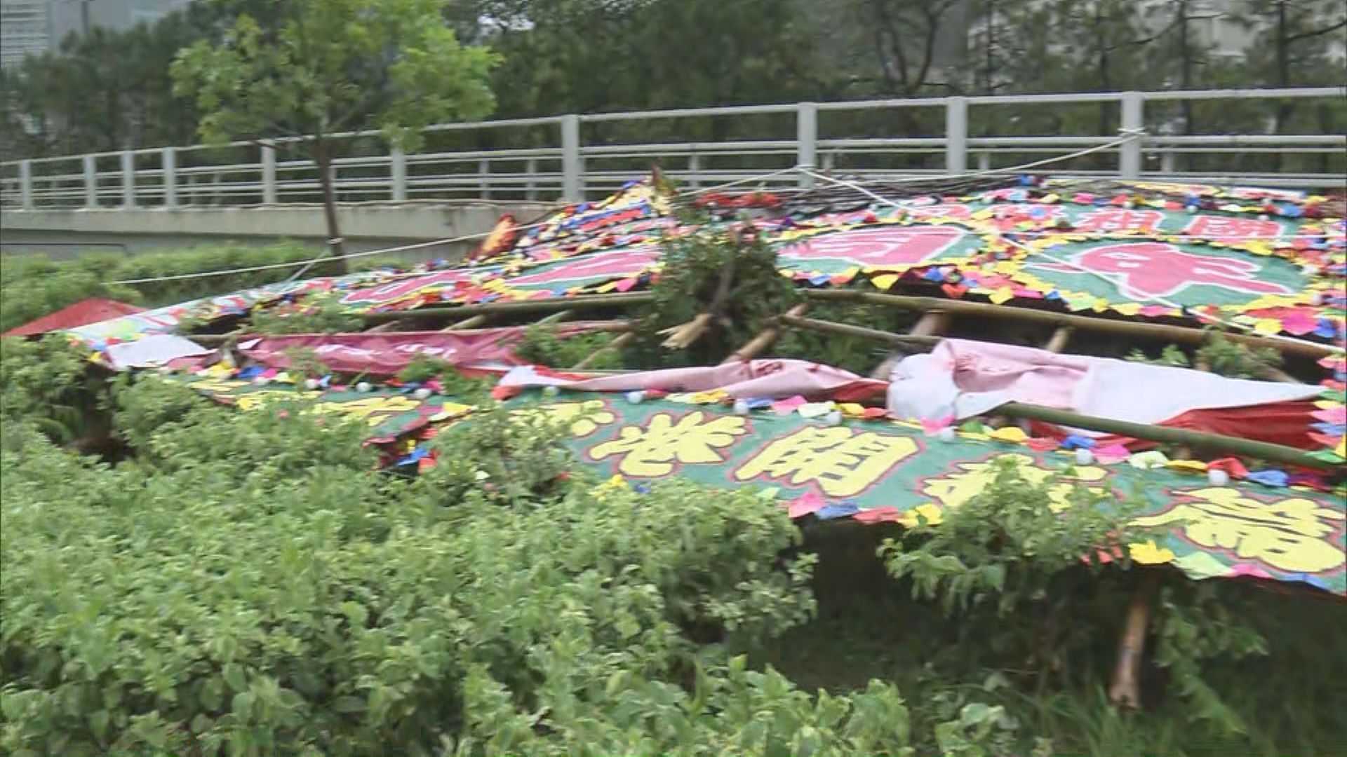 黃大仙及馬料水碼頭附近有棚架倒塌