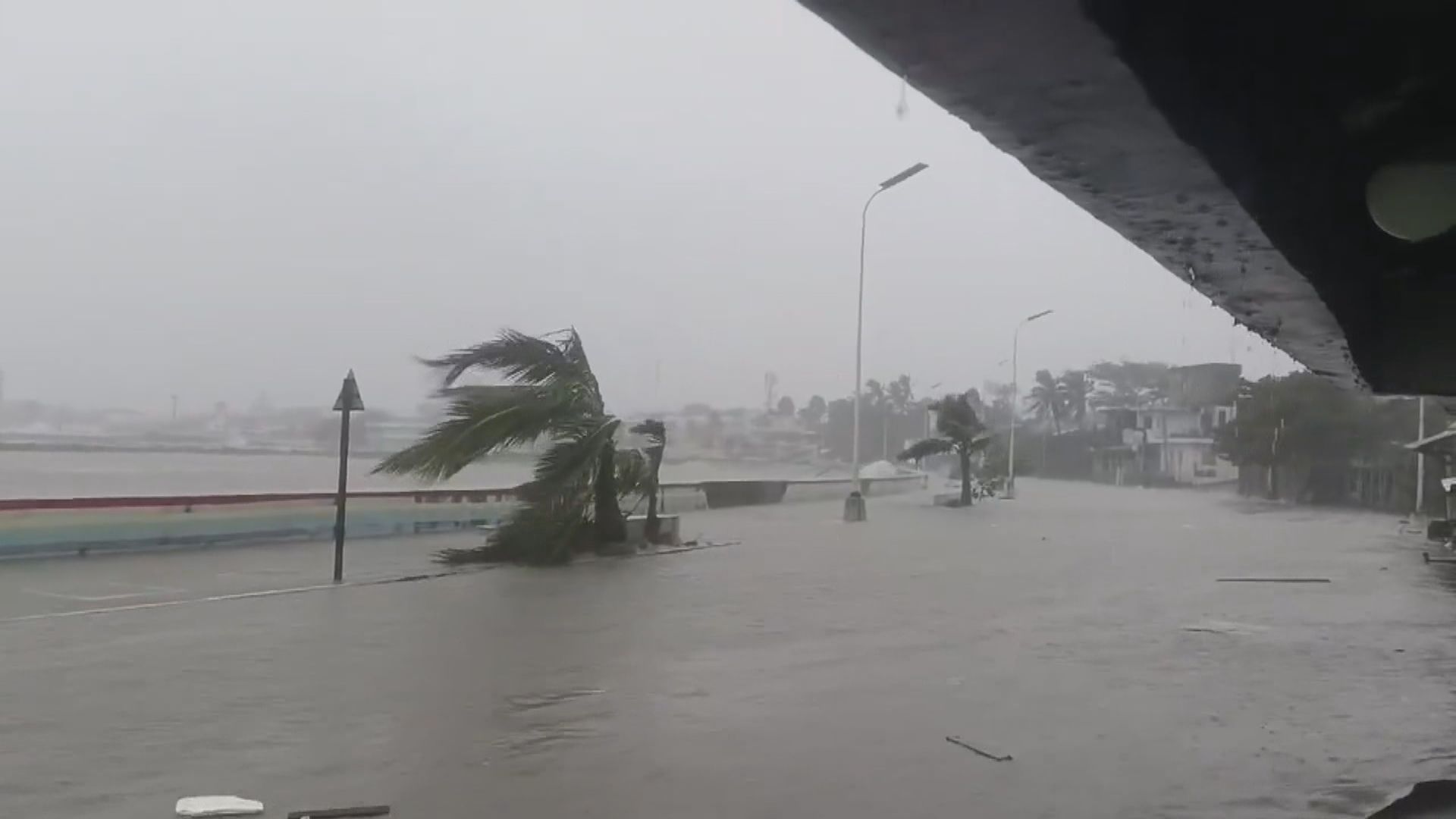 「鳯凰」增強成超強颱風並迫近菲律賓東部　預料今晚將登陸呂宋島