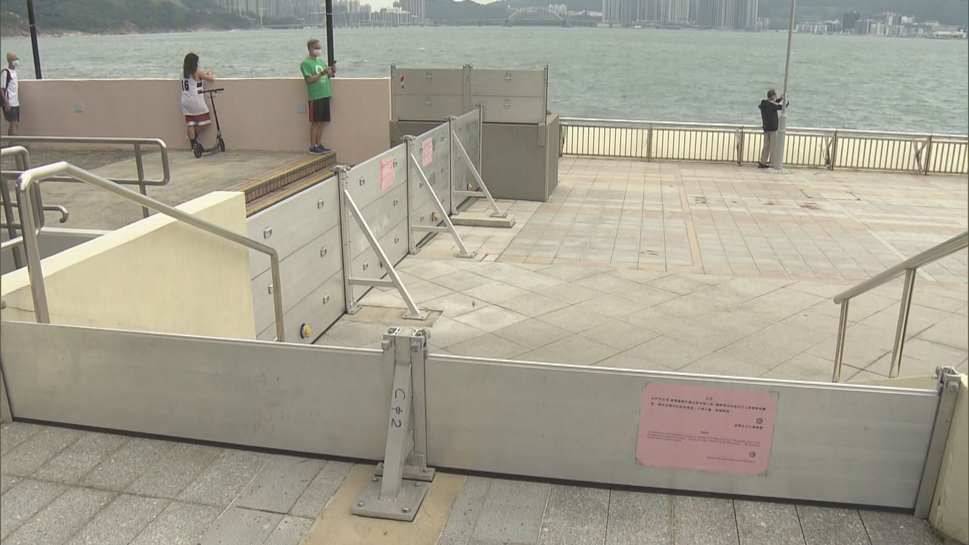 八號信號生效　杏花邨岸邊架起擋水板戒備