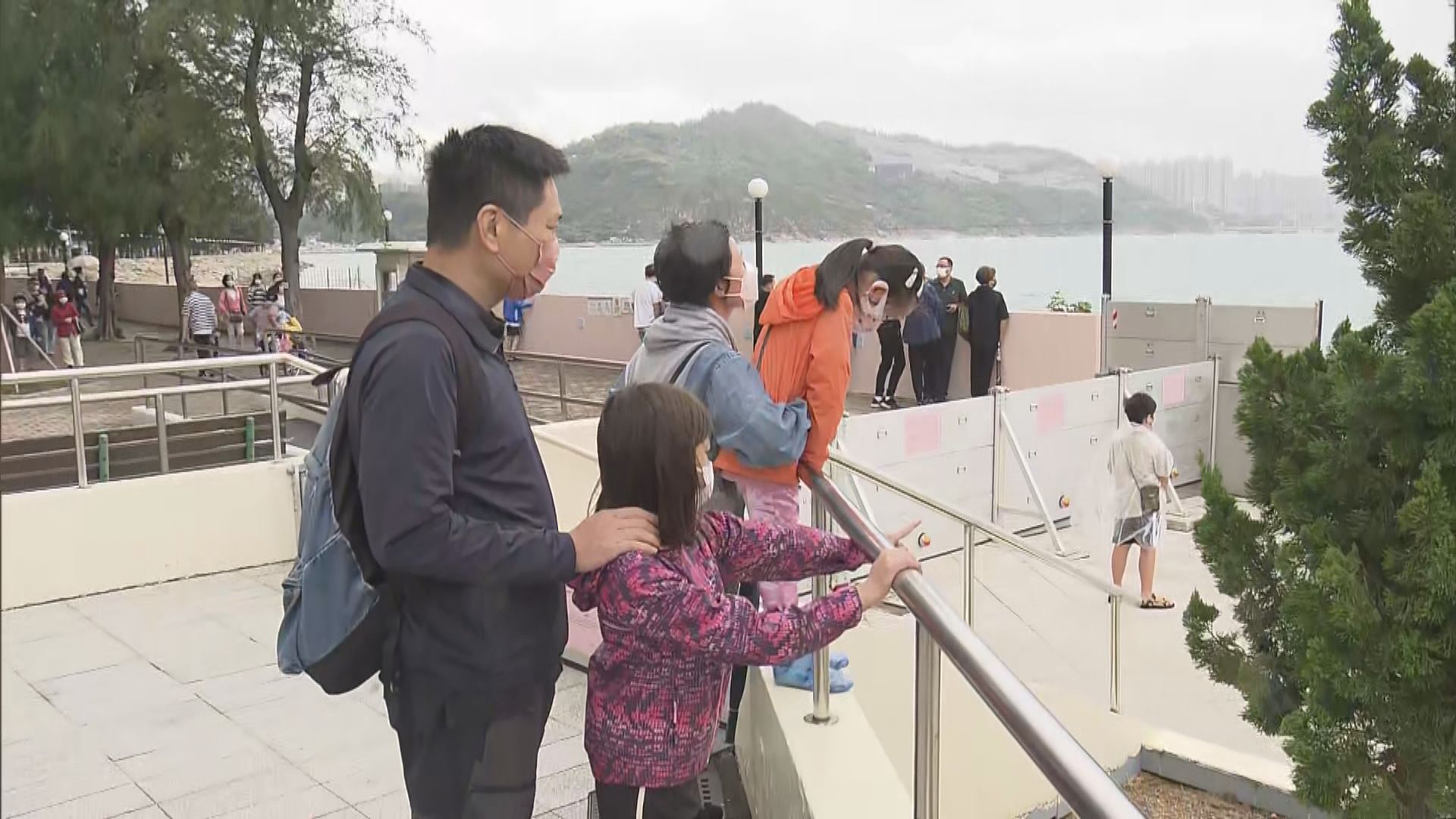 有家長攜子女到杏花邨追風