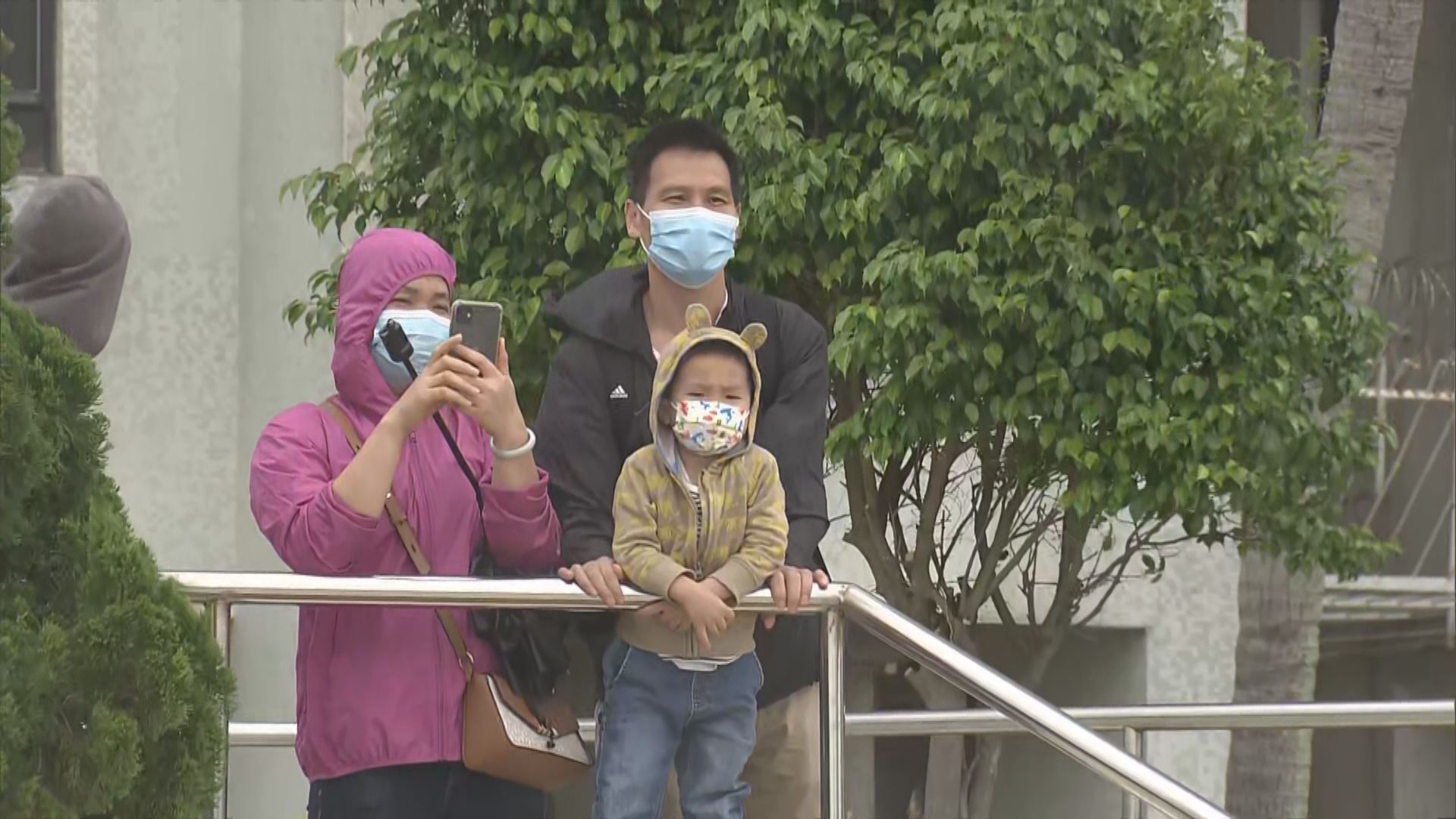 有家長攜子女到杏花邨追風