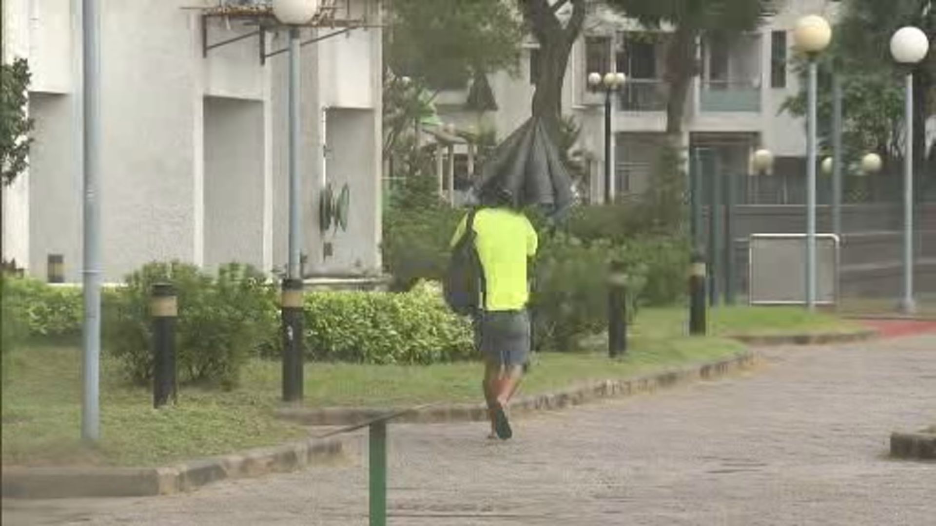 三號強風信號下 市民如常外出