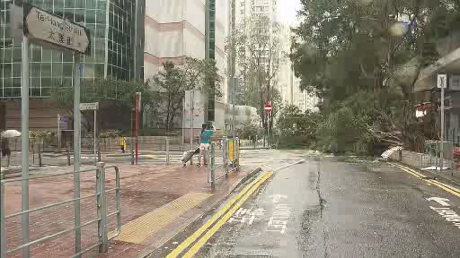 三號強風信號生效 蘇拉已減弱為強烈熱帶風暴