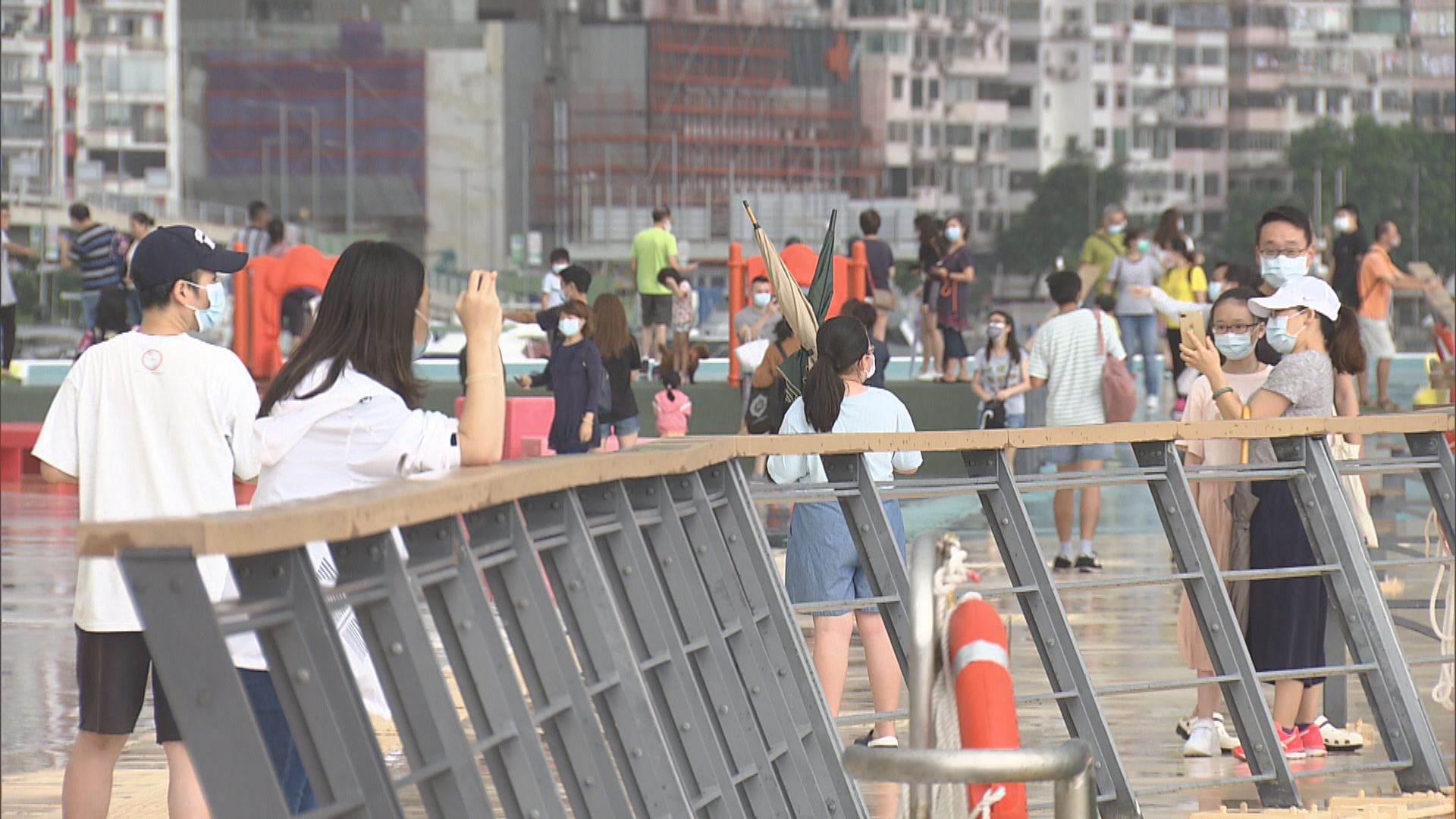 八號信號維持大半天　下午街上人流增加