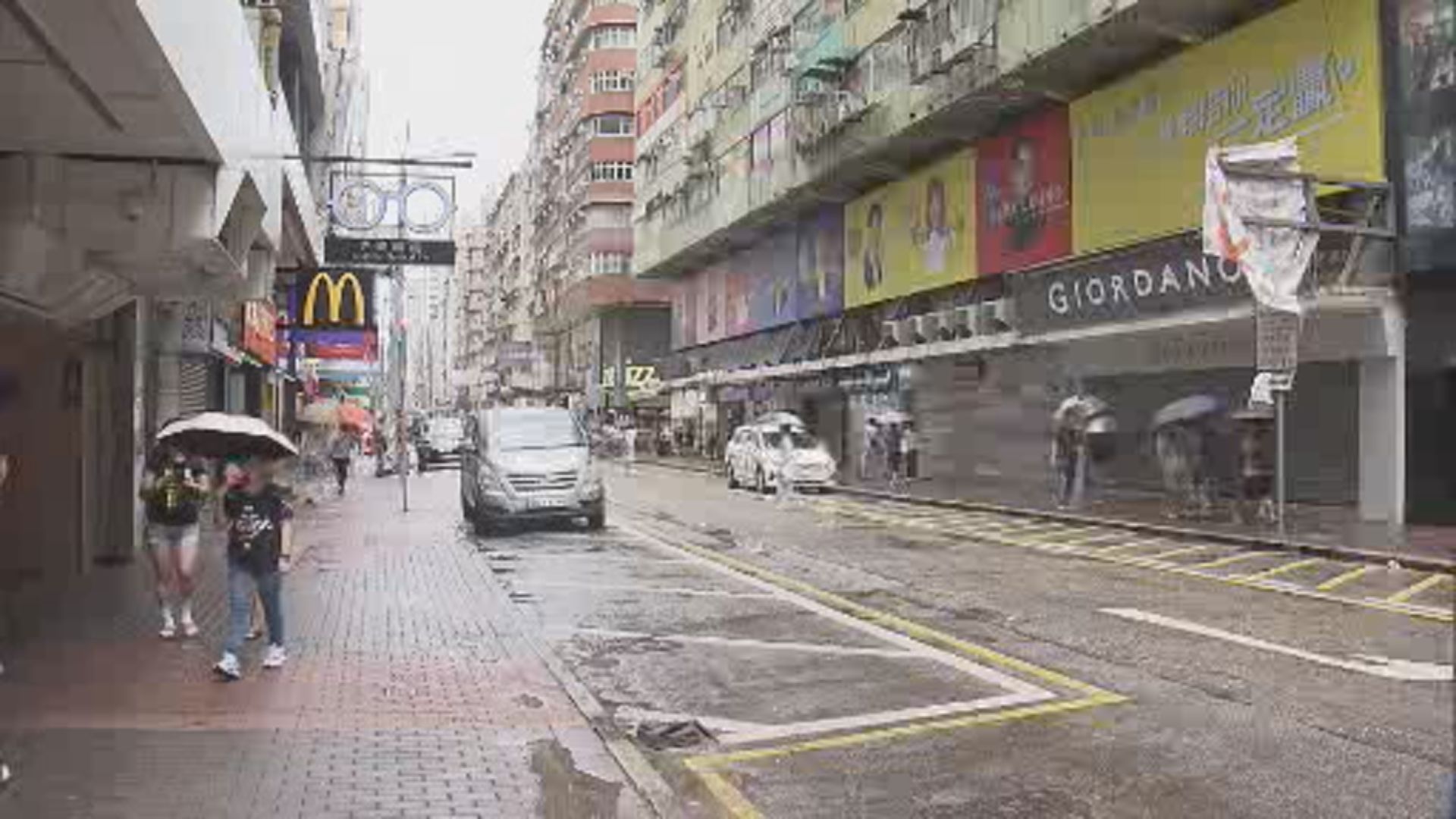 市民八號信號下仍外出 旅客因風暴打亂行程