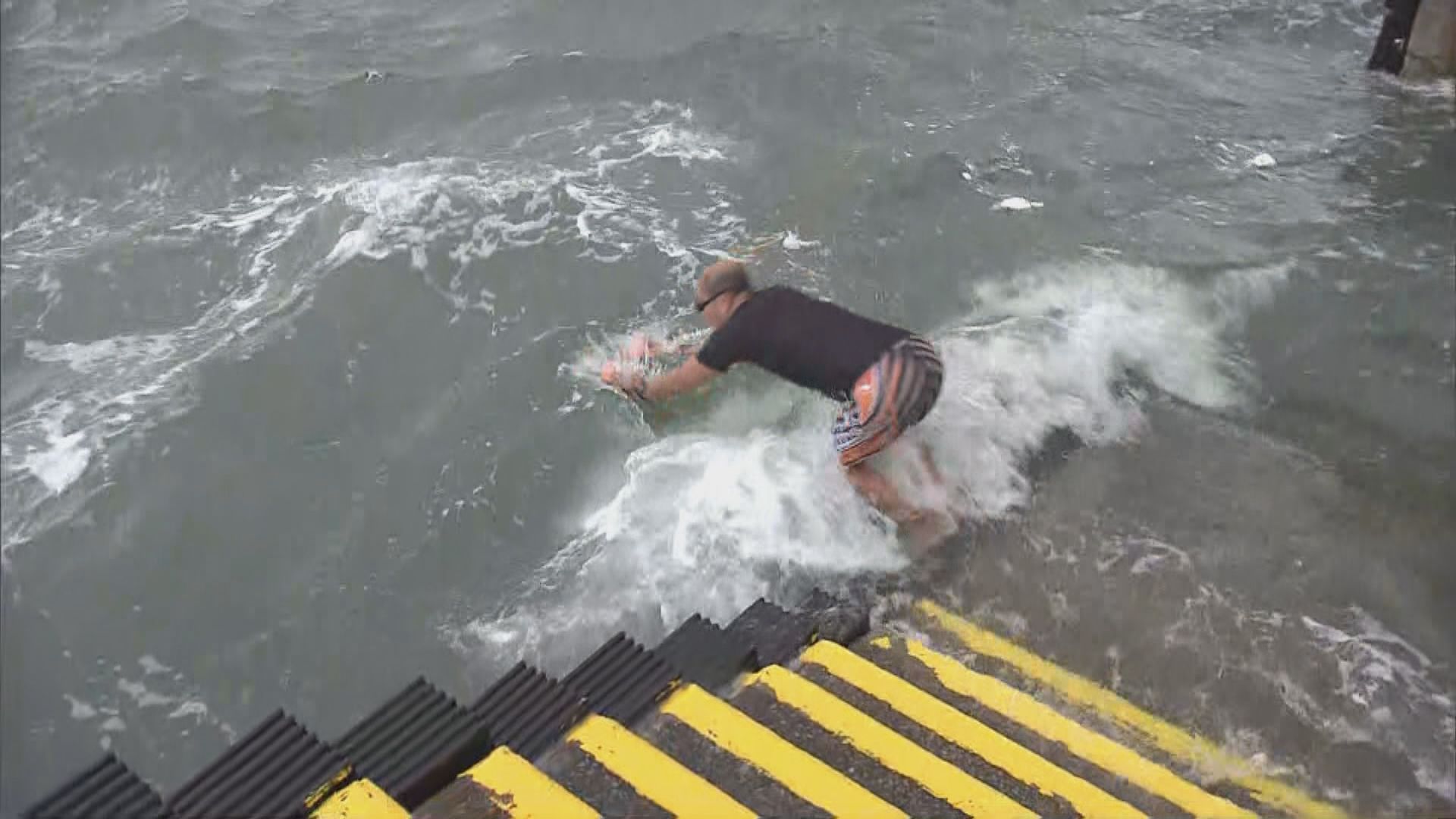 有市民八號信號生效下早上如常游早水