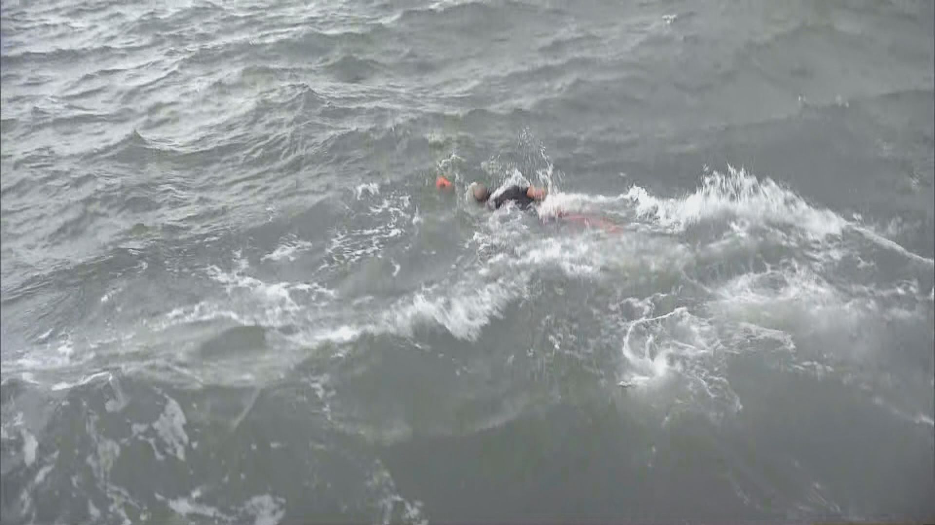 有市民八號信號生效下如常游早水