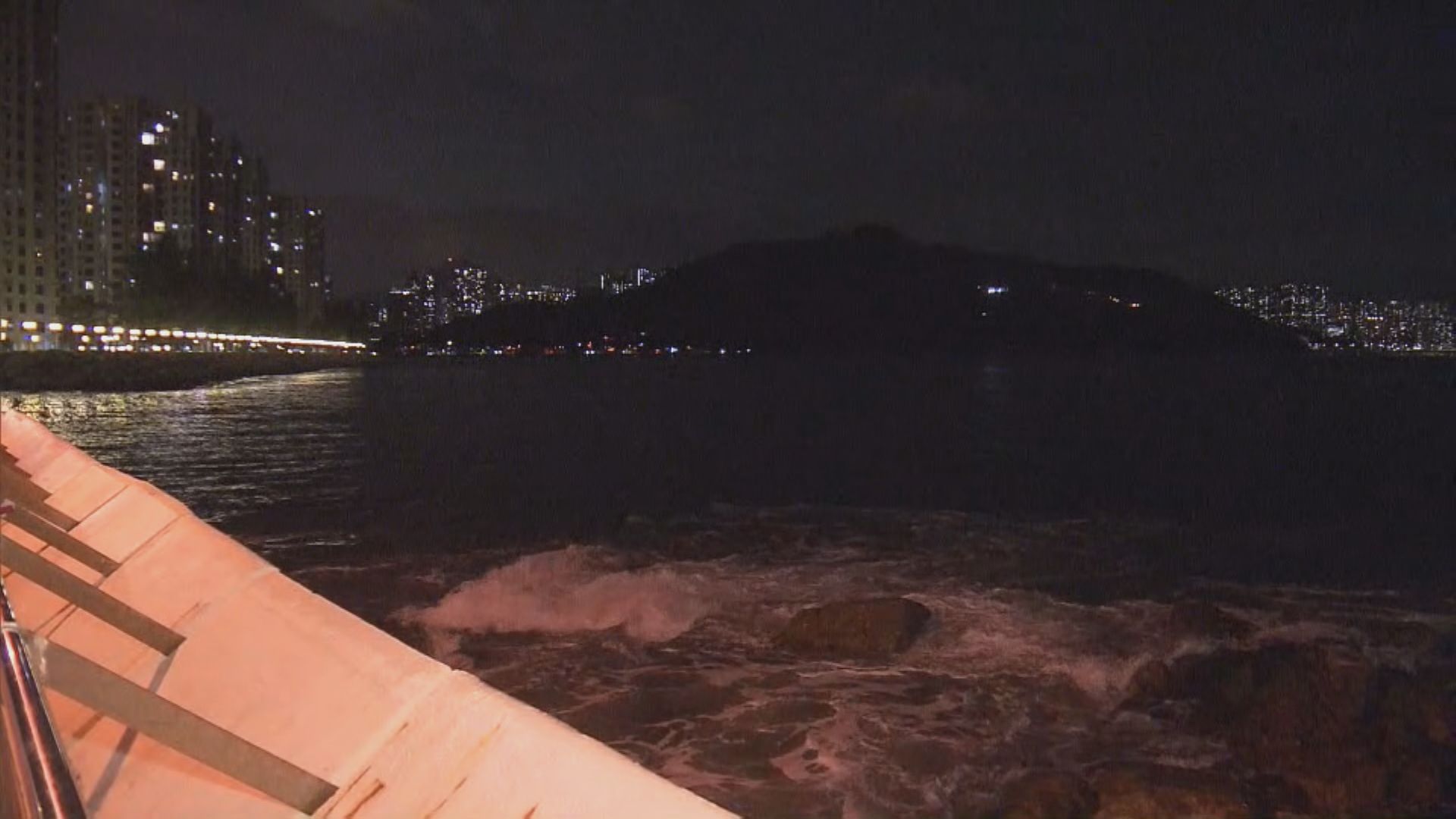 天文台：凌晨2時40分改發八號烈風或暴風信號