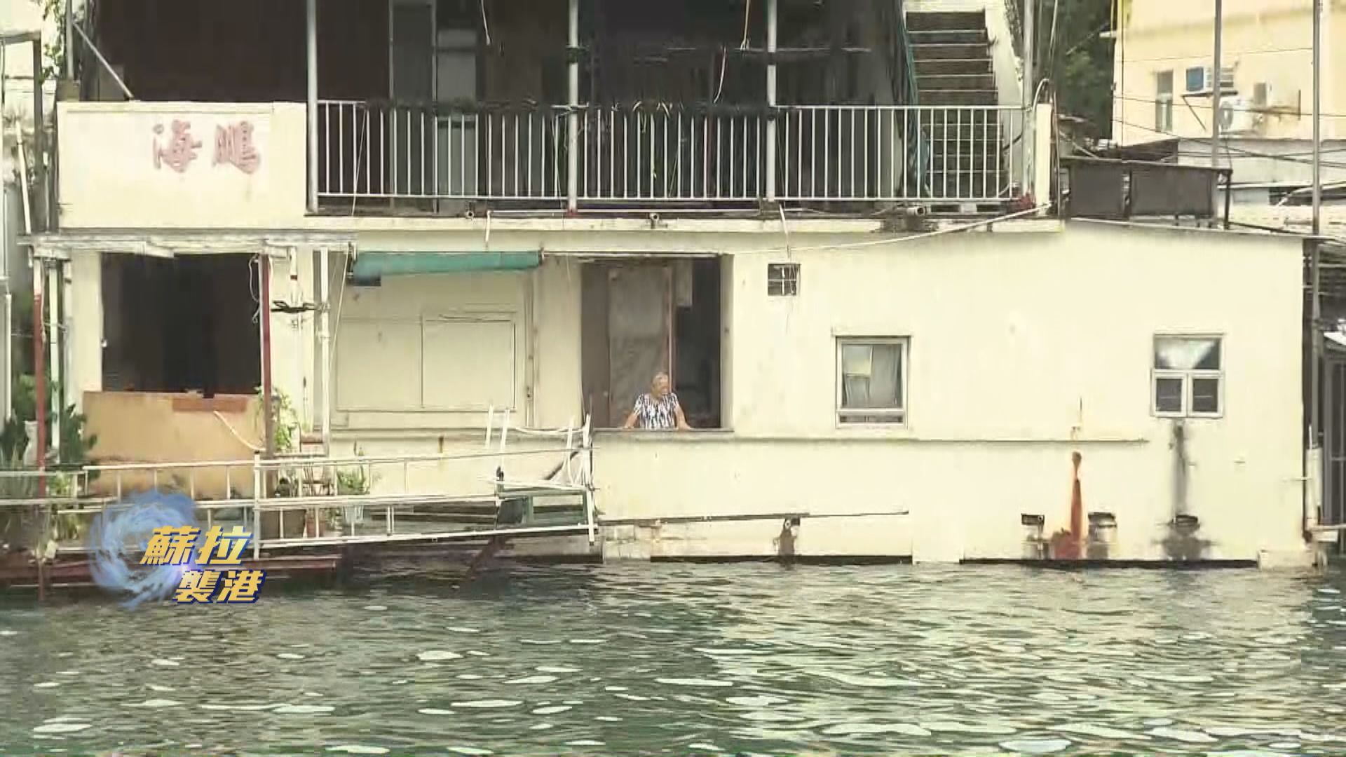 受風暴潮影響低窪地區水位上升 鯉魚門堆沙包做防水準備