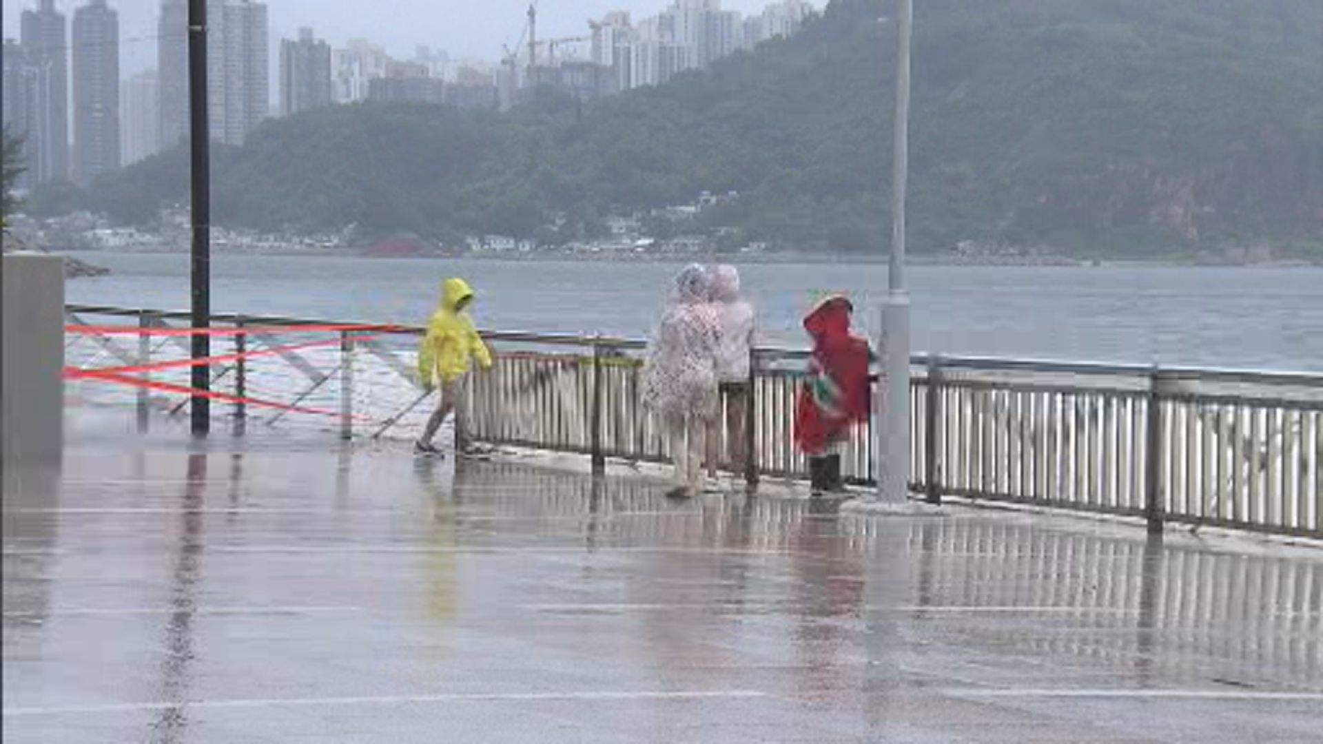 【蘇拉襲港】吐露港午夜水位或升至5米或更高 鯉魚門堆沙包做防水準備