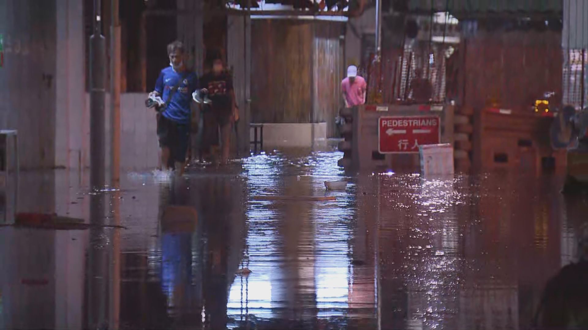 「圓規」凌晨靠近本港　風暴潮致多區水浸