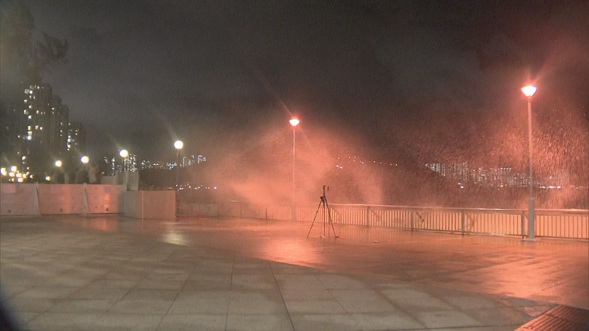 杏花邨入夜後風勢增強　巨浪不時捲上岸邊