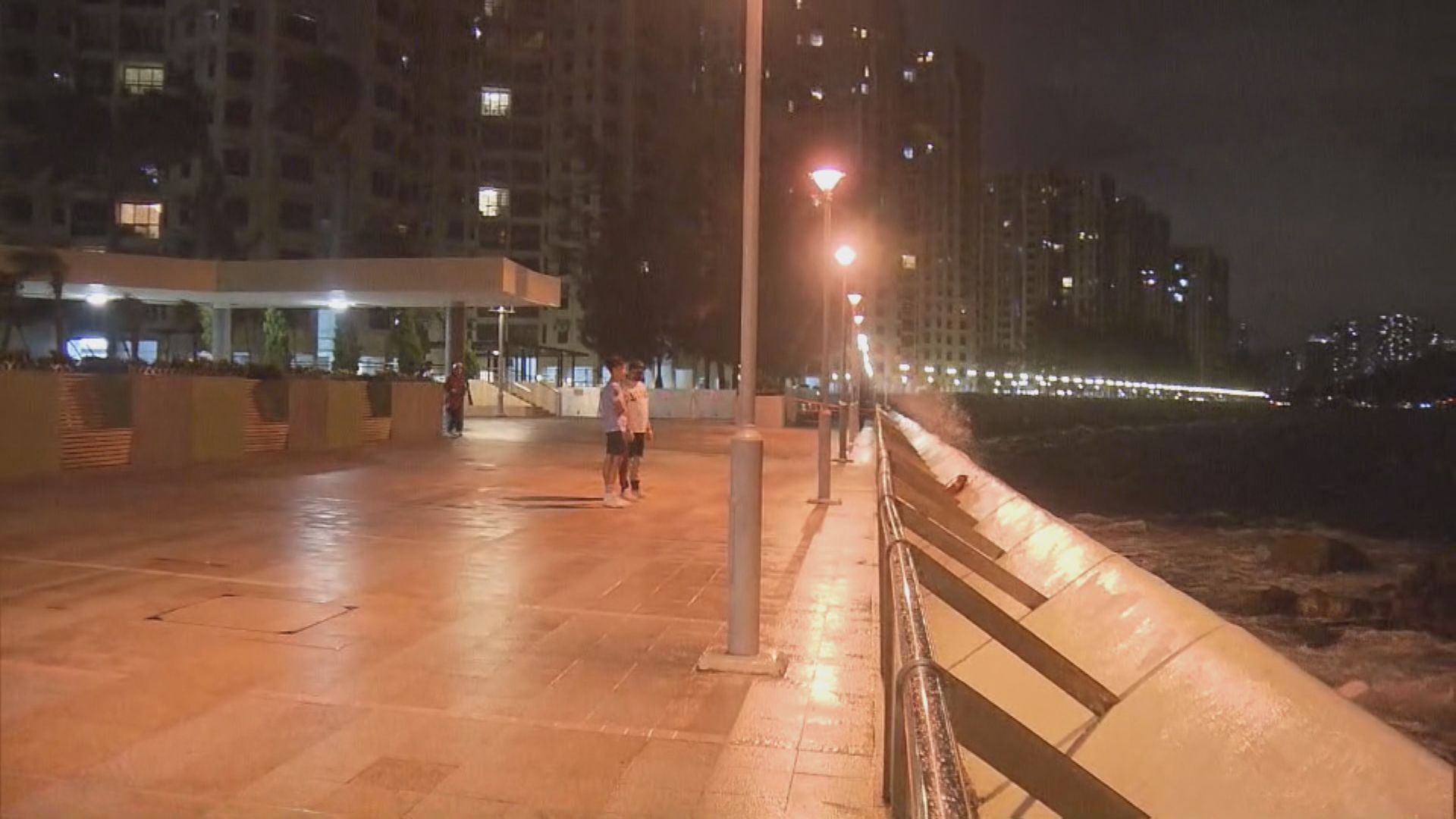 入夜後杏花邨風勢增強 有街坊特意跨區感受風力