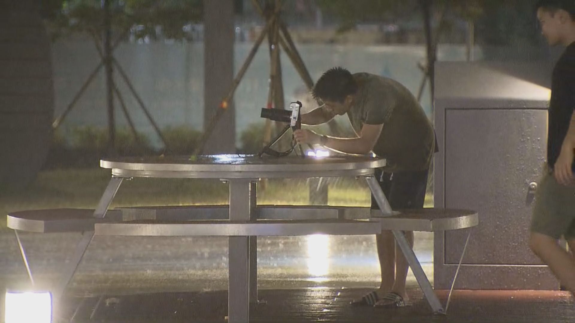 打風．塔巴襲港｜紅磡碼頭午夜過後風勢顯著增強　雨勢有時頗大
