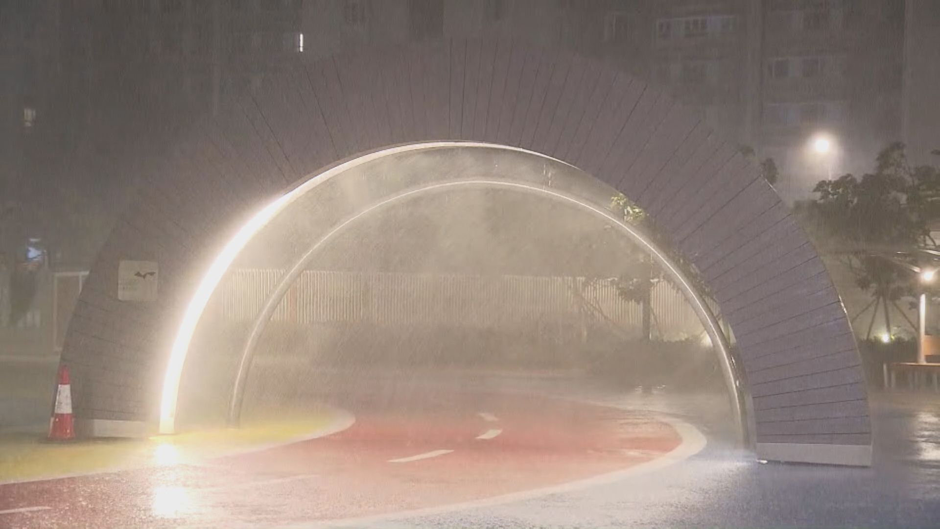 打風．塔巴襲港｜一人在風暴期間受傷　教育局宣布所有日校周一停課