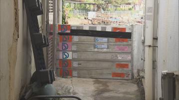 打風｜下午2時20分改發三號強風信號　三家村沙包擋水板嚴陣以待