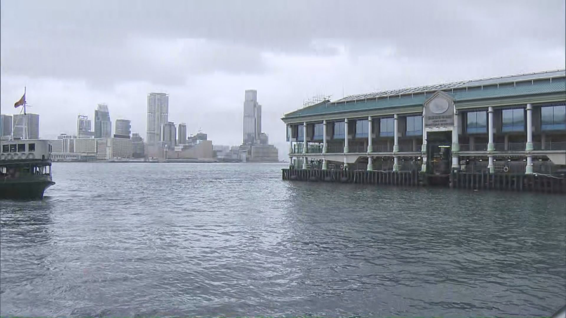 考慮下午兩時至六時改發一號戒備信號或取消所有風球