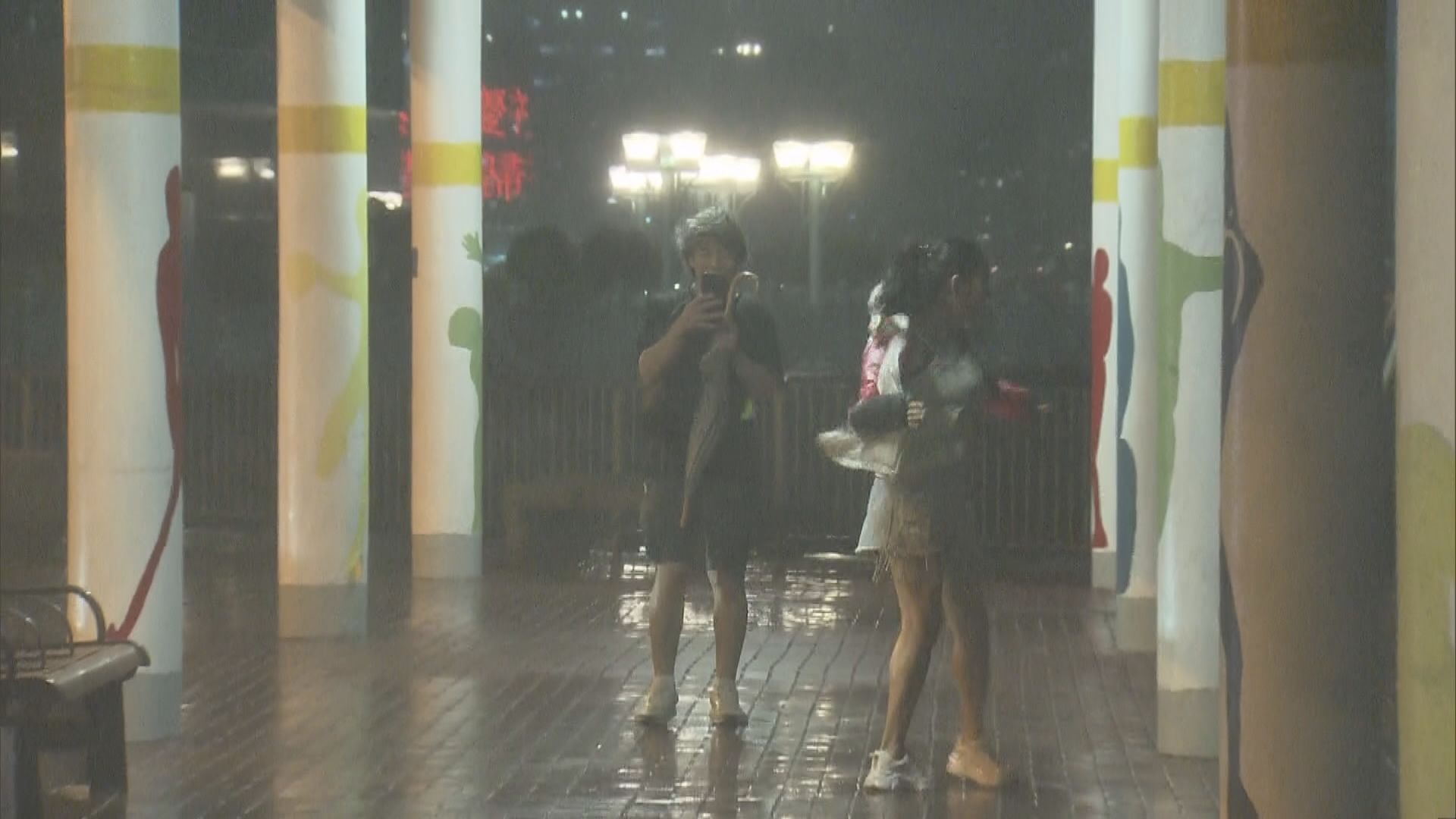 三號信號生效適逢天文大潮　鯉魚門三家村居民裝防水閘防海水倒灌