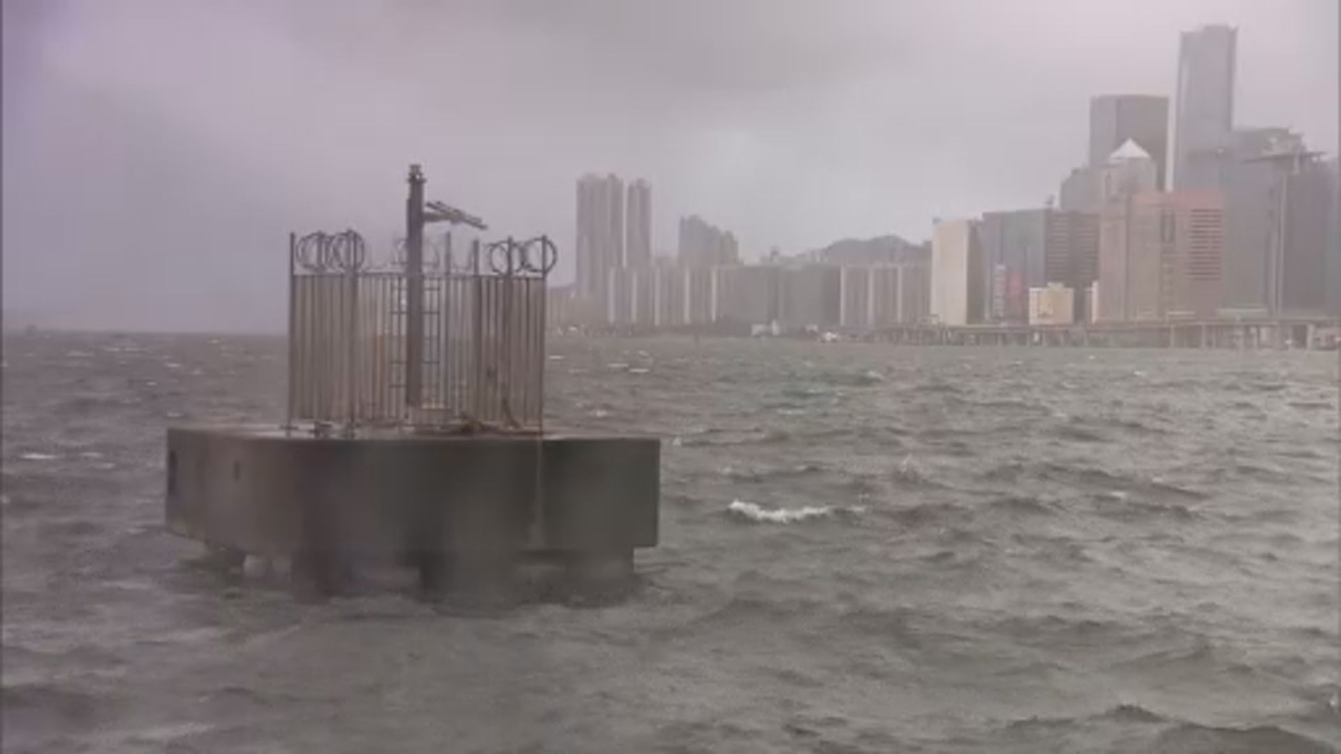 市民三號強風信號下如常游泳跑步