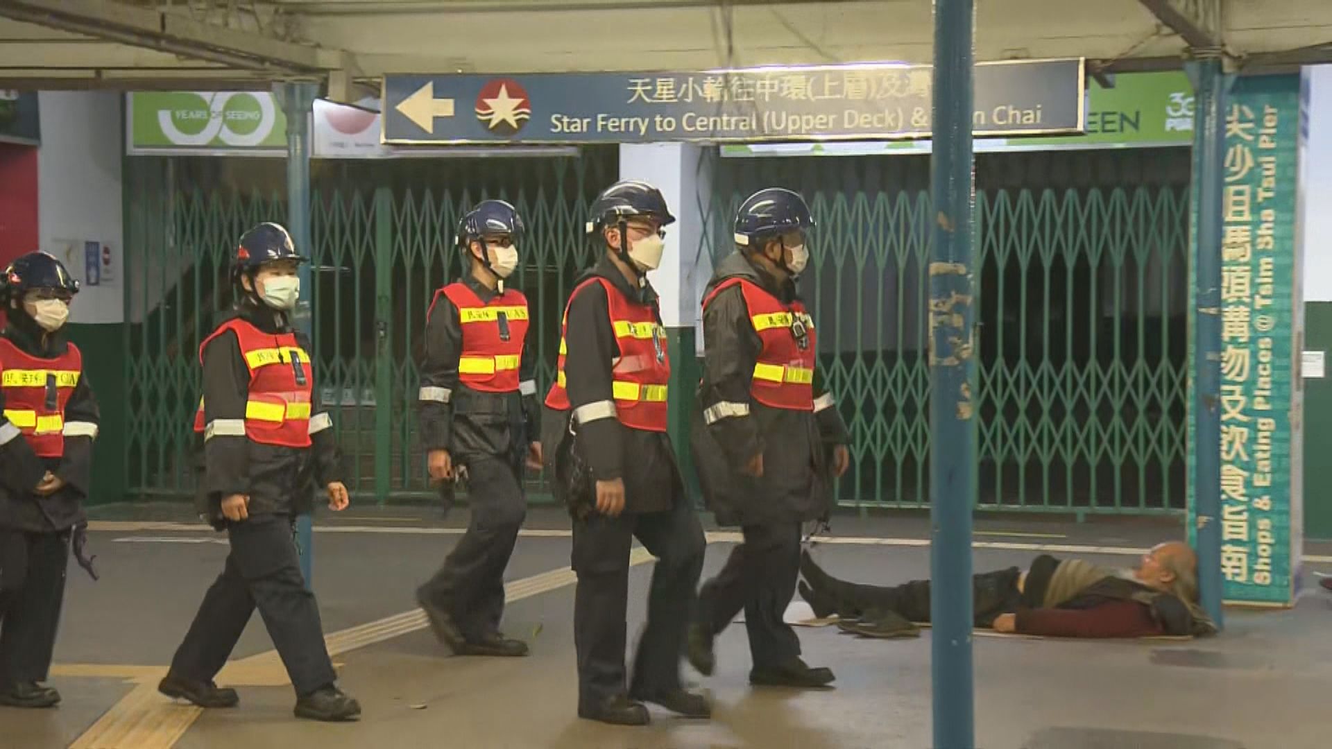 八號東南烈風或暴風信號生效　有民安隊曾到岸邊提醒市民勿站近